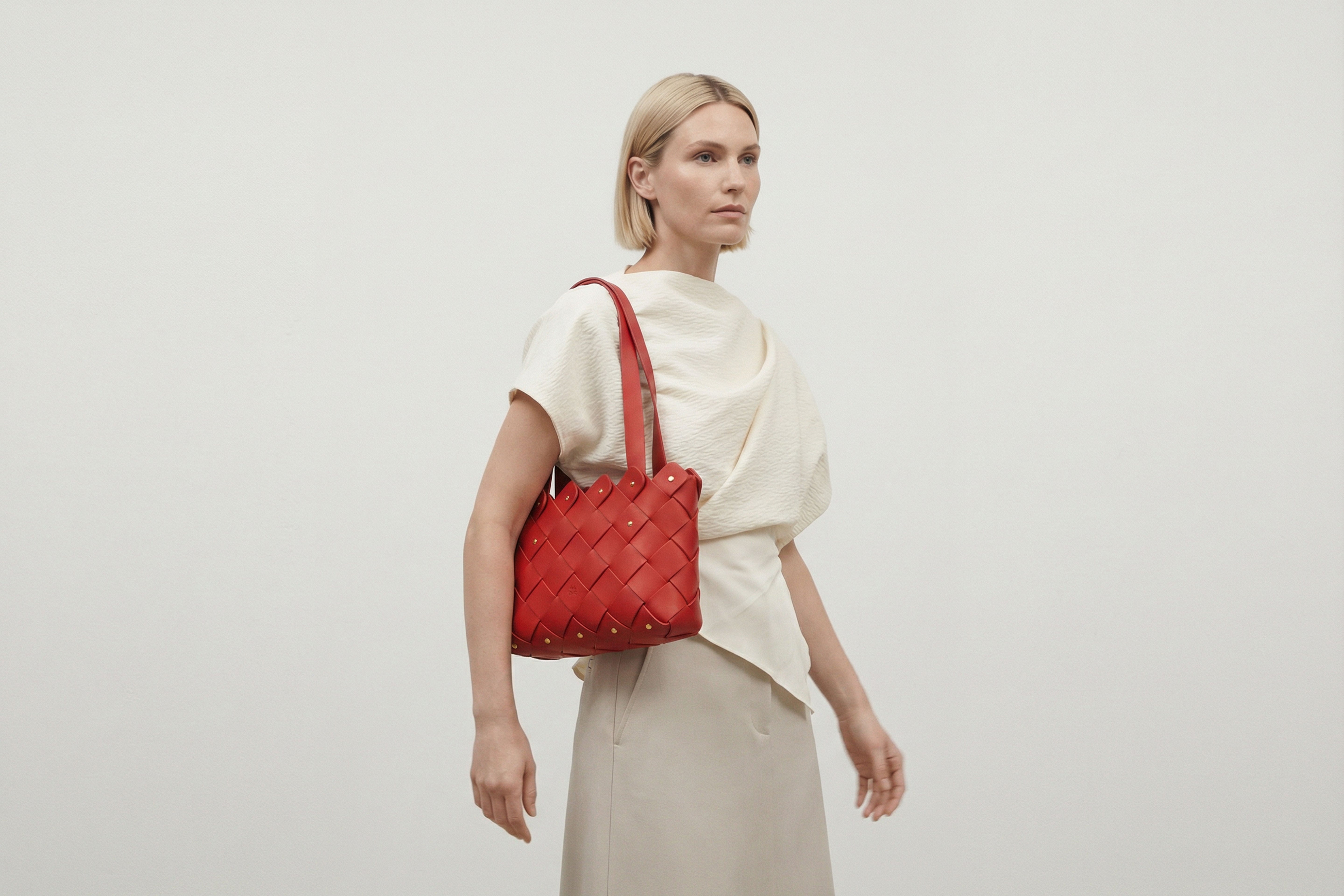 Pine Medium Tote Bag On Woman Model In Red Color In Vegetable Tanned Leather Wowen Structure Design Atelier Madre Manuel Dreesmann Barcelona Spain