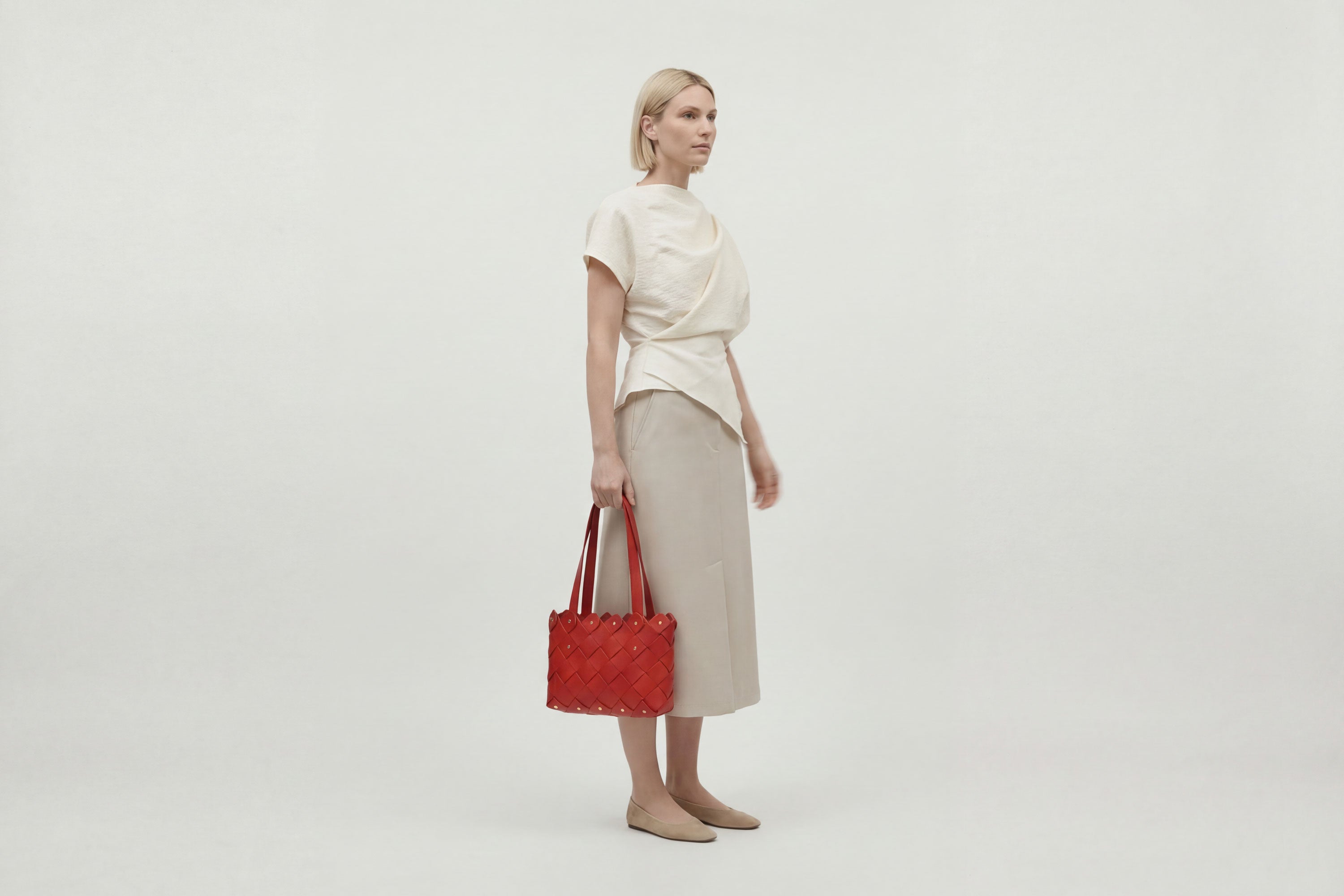 Pine Medium Tote Bag On Woman Model In Red Color In Vegetable Tanned Leather Wowen Structure Design Atelier Madre Manuel Dreesmann Barcelona Spain