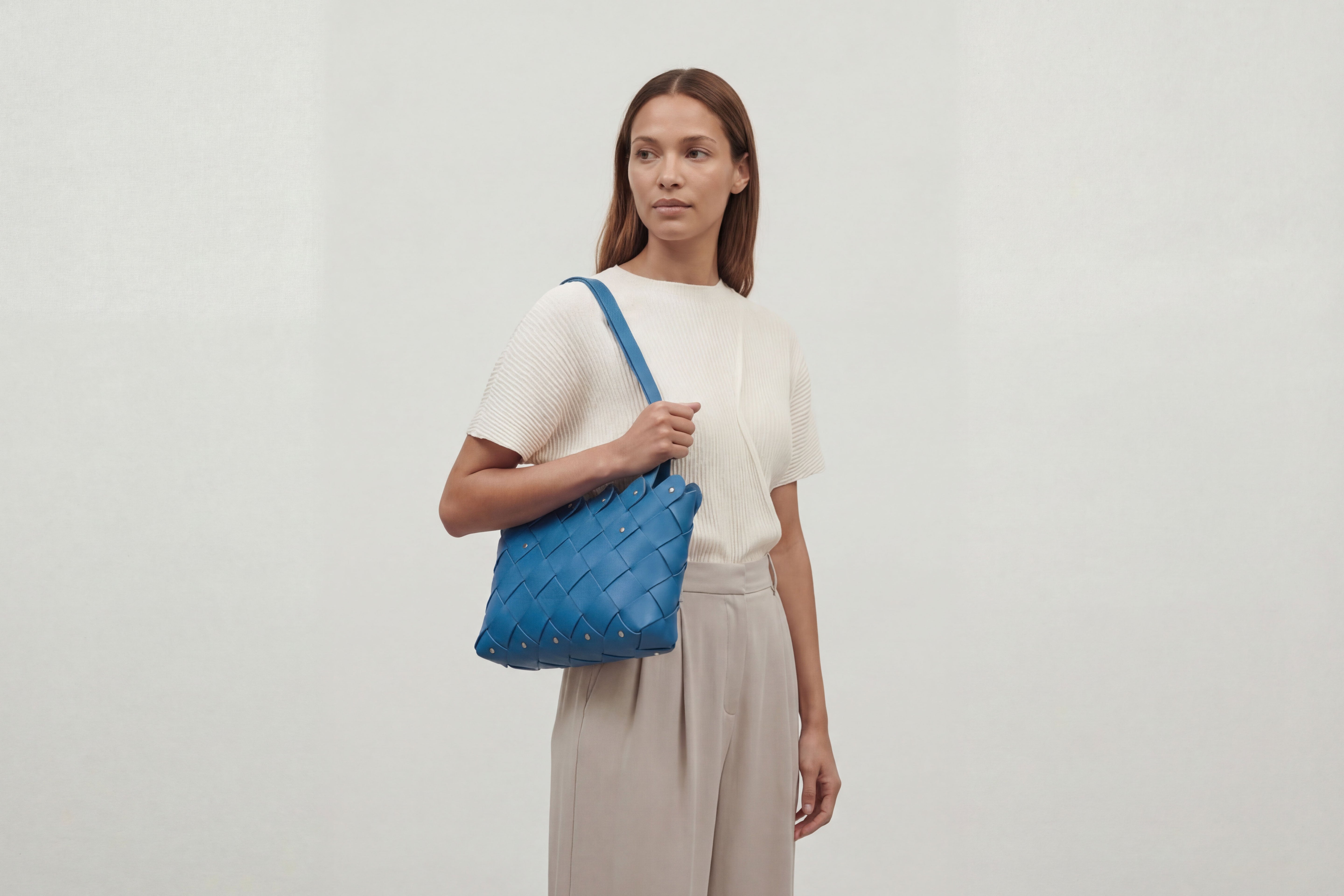 Pine Medium Tote Bag On Woman Model In Royal Blue Color In Vegetable Tanned Leather Wowen Structure Design Atelier Madre Manuel Dreesmann Barcelona Spain