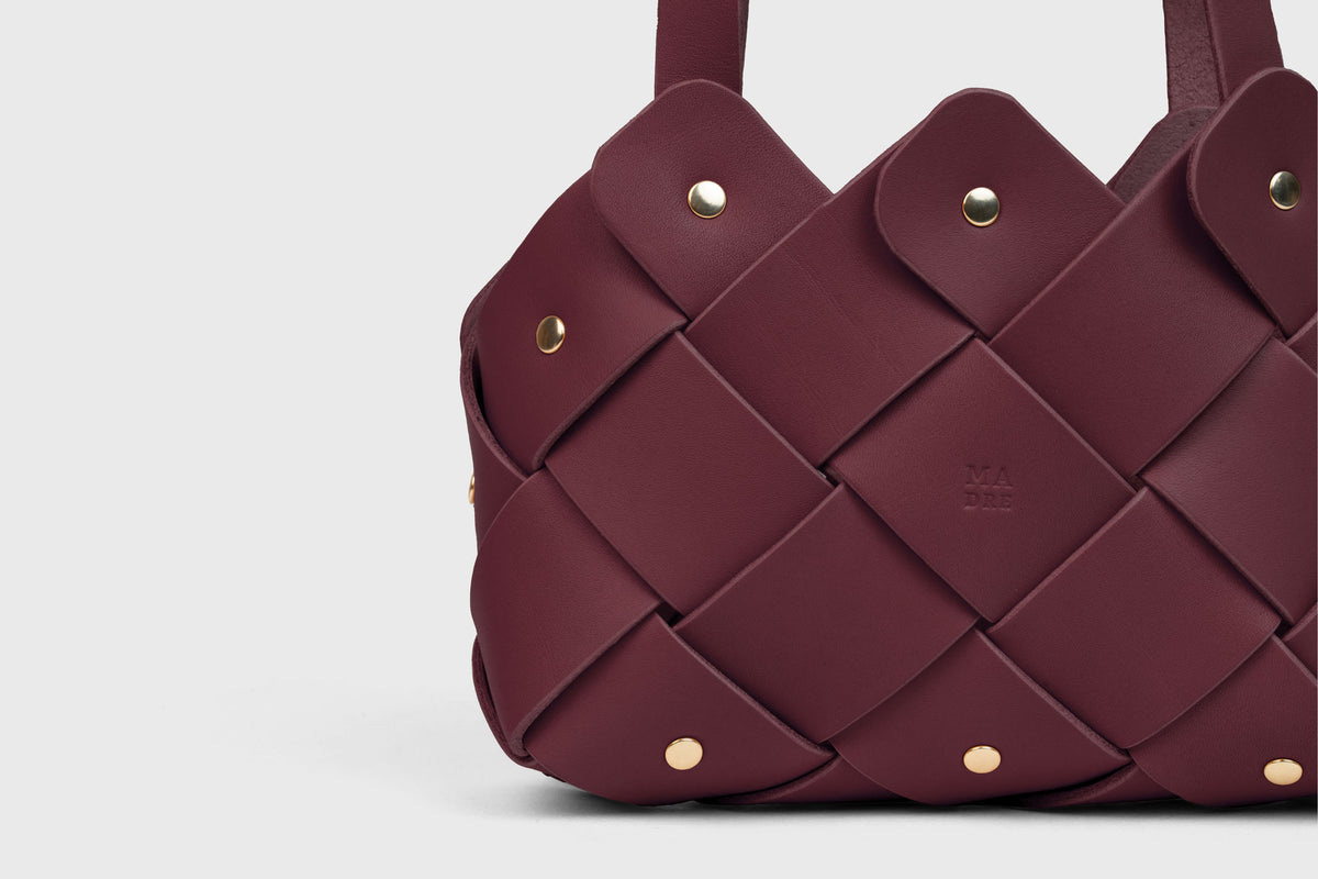 Pine Mini Tote Bag Burgundy Colour Leather Vegetable Tanned Modern Minimal Design Premium Quality Atelier Madre Manuel Dreesmann Barcelona 3