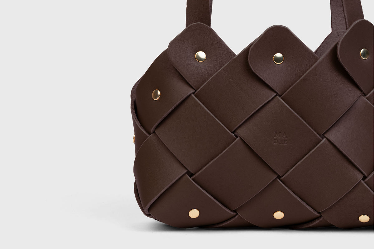 Pine Mini Tote Bag Chocolate Brown Colour Leather Vegetable Tanned Modern Minimal Design Premium Quality Atelier Madre Manuel Dreesmann Barcelona 3