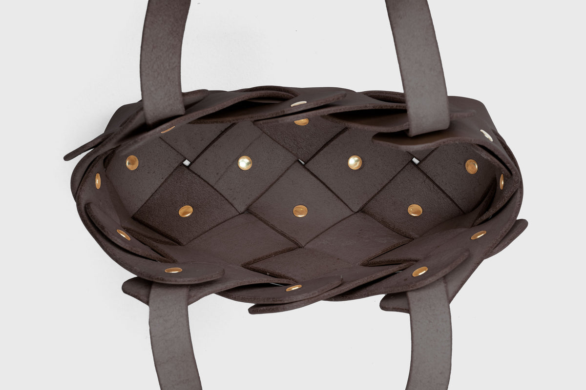 Pine Mini Tote Bag Chocolate Brown Colour Leather Vegetable Tanned Modern Minimal Design Premium Quality Atelier Madre Manuel Dreesmann Barcelona 4
