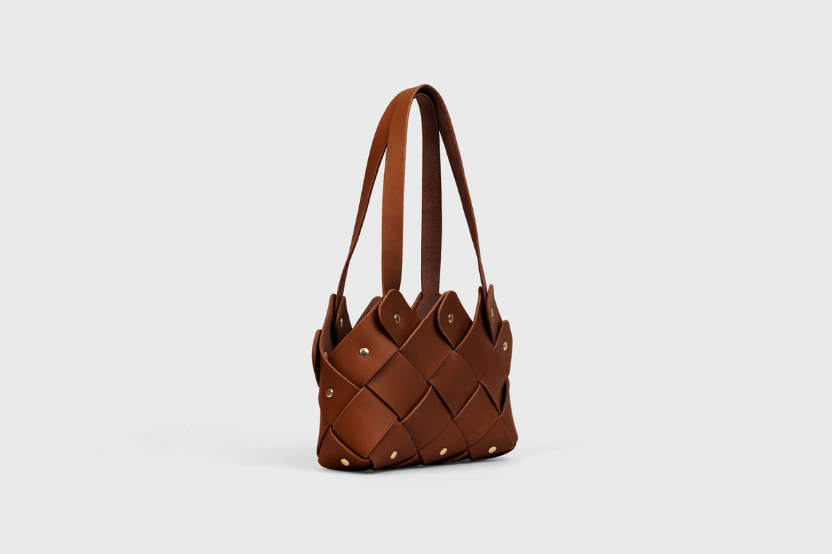 Pine Mini Tote Bag Dark Brown Colour Leather Vegetable Tanned Modern Minimal Design Premium Quality Atelier Madre Manuel Dreesmann Barcelona 1