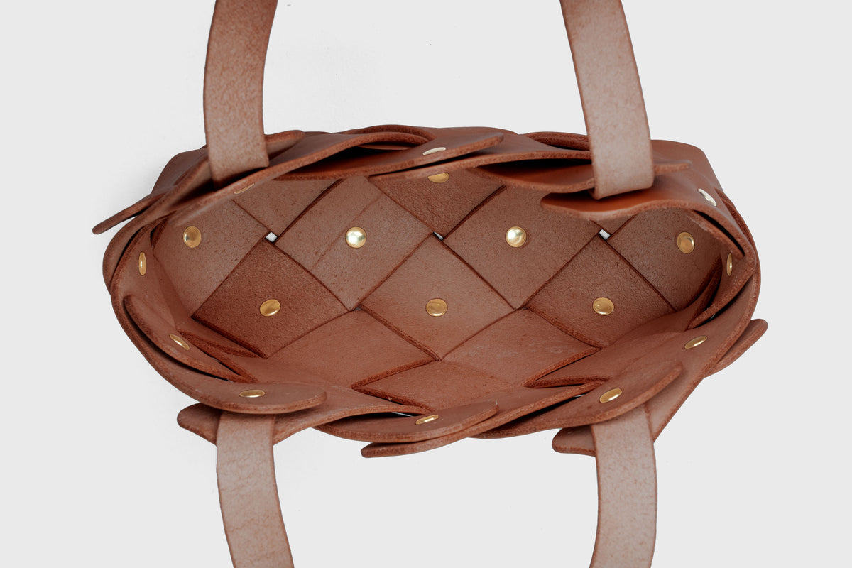 Pine Mini Tote Bag Dark Brown Colour Leather Vegetable Tanned Modern Minimal Design Premium Quality Atelier Madre Manuel Dreesmann Barcelona 4