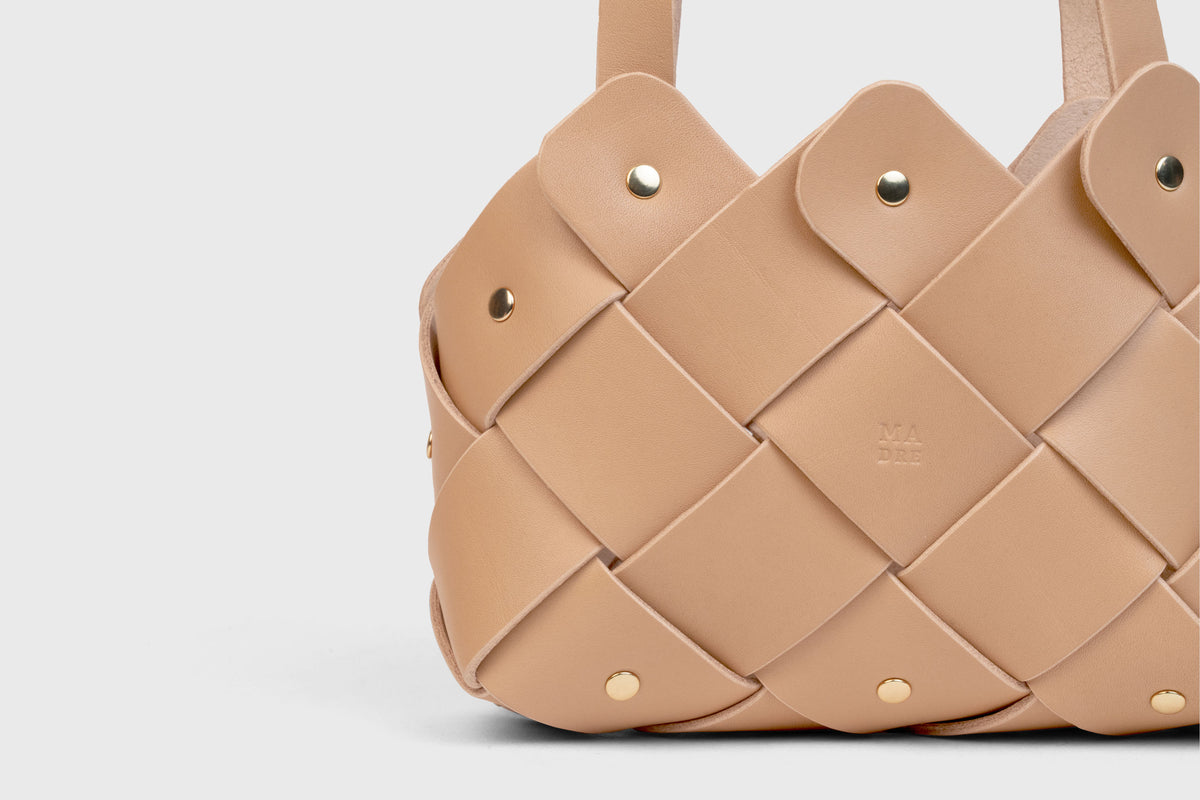 Pine Mini Tote Bag Natural Colour Leather Vegetable Tanned Modern Minimal Design Premium Quality Atelier Madre Manuel Dreesmann Barcelona 3