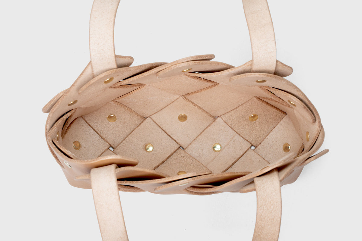 Pine Mini Tote Bag Natural Colour Leather Vegetable Tanned Modern Minimal Design Premium Quality Atelier Madre Manuel Dreesmann Barcelona 4