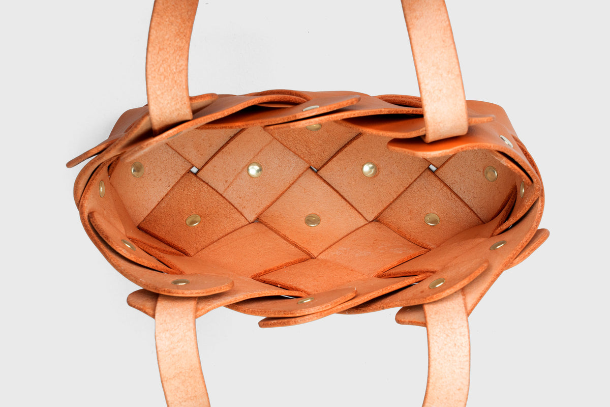 Pine Mini Tote Bag Orange Colour Leather Vegetable Tanned Modern Minimal Design Premium Quality Atelier Madre Manuel Dreesmann Barcelona 4