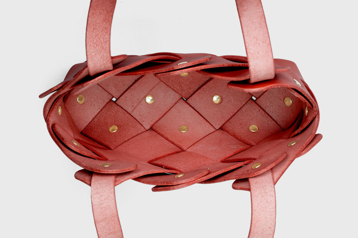 Pine Mini Tote Bag Red Colour Leather Vegetable Tanned Modern Minimal Design Premium Quality Atelier Madre Manuel Dreesmann Barcelona 4