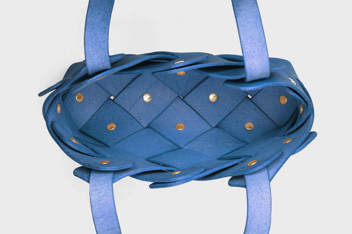 Pine Mini Tote Bag Royal Blue Colour Leather Vegetable Tanned Modern Minimal Design Premium Quality Atelier Madre Manuel Dreesmann Barcelona 4