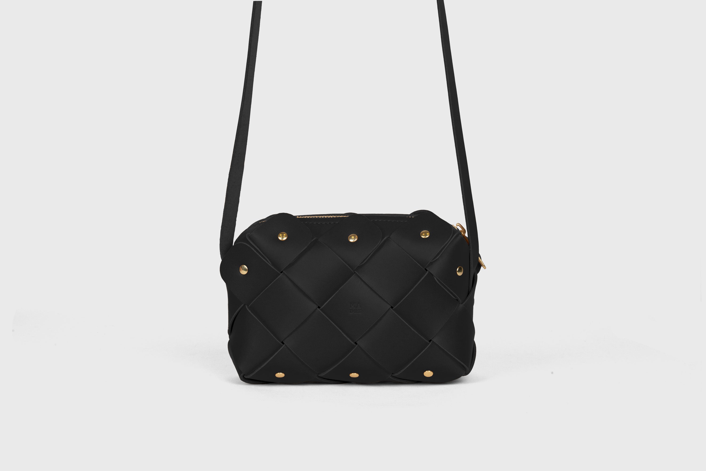 Mini bolsa com zíper de pinho na cor preta em couro curtido vegetal Design exclusivo rebites de latão Atelier Madre Manuel Dreesmann Barcelona Espanha