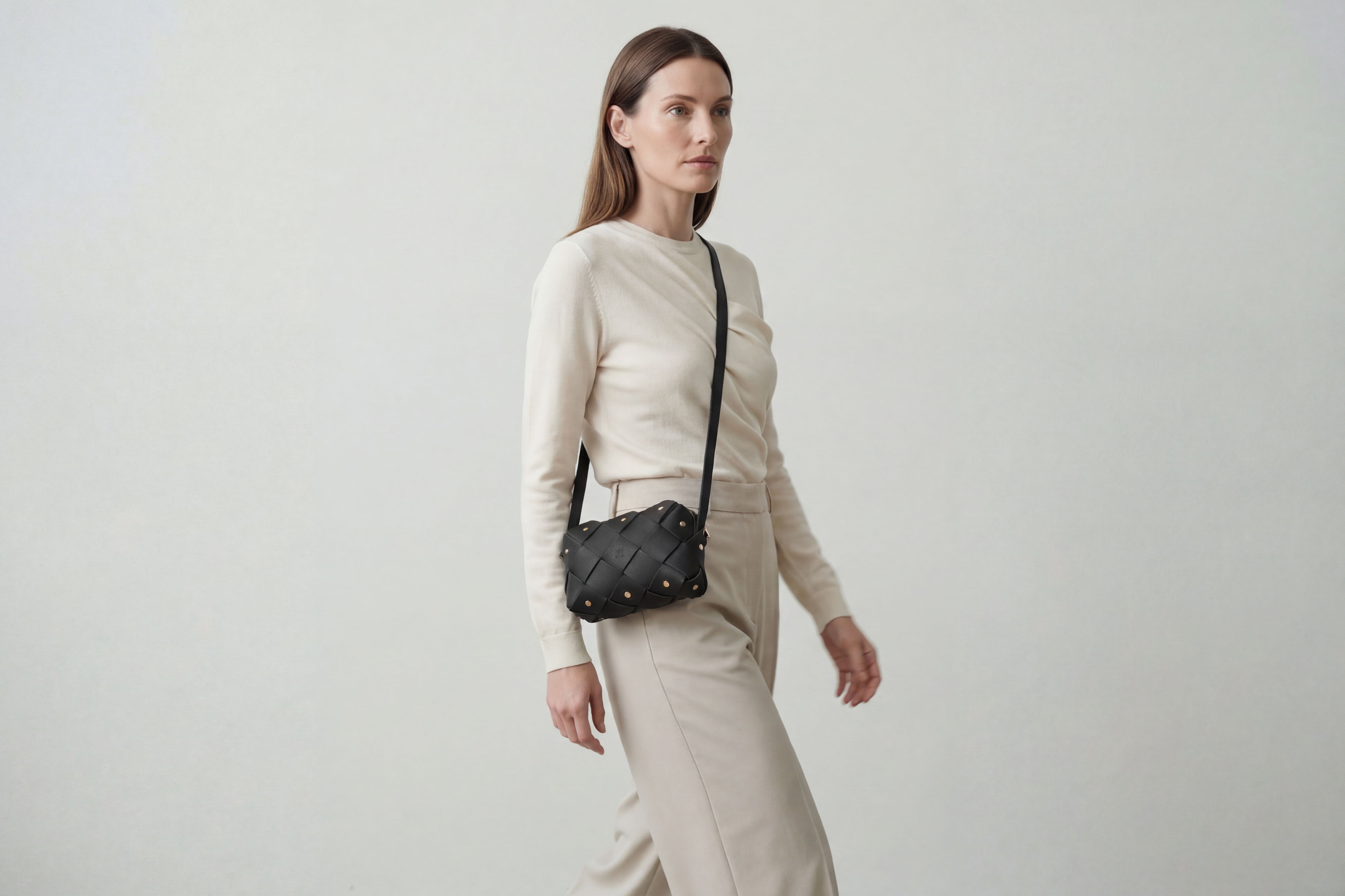 Mini bolsa com zíper de pinho na cor preta em couro curtido vegetal em modelo de estrutura tecida Design exclusivo Atelier Madre Manuel Dreesmann Barcelona Espanha