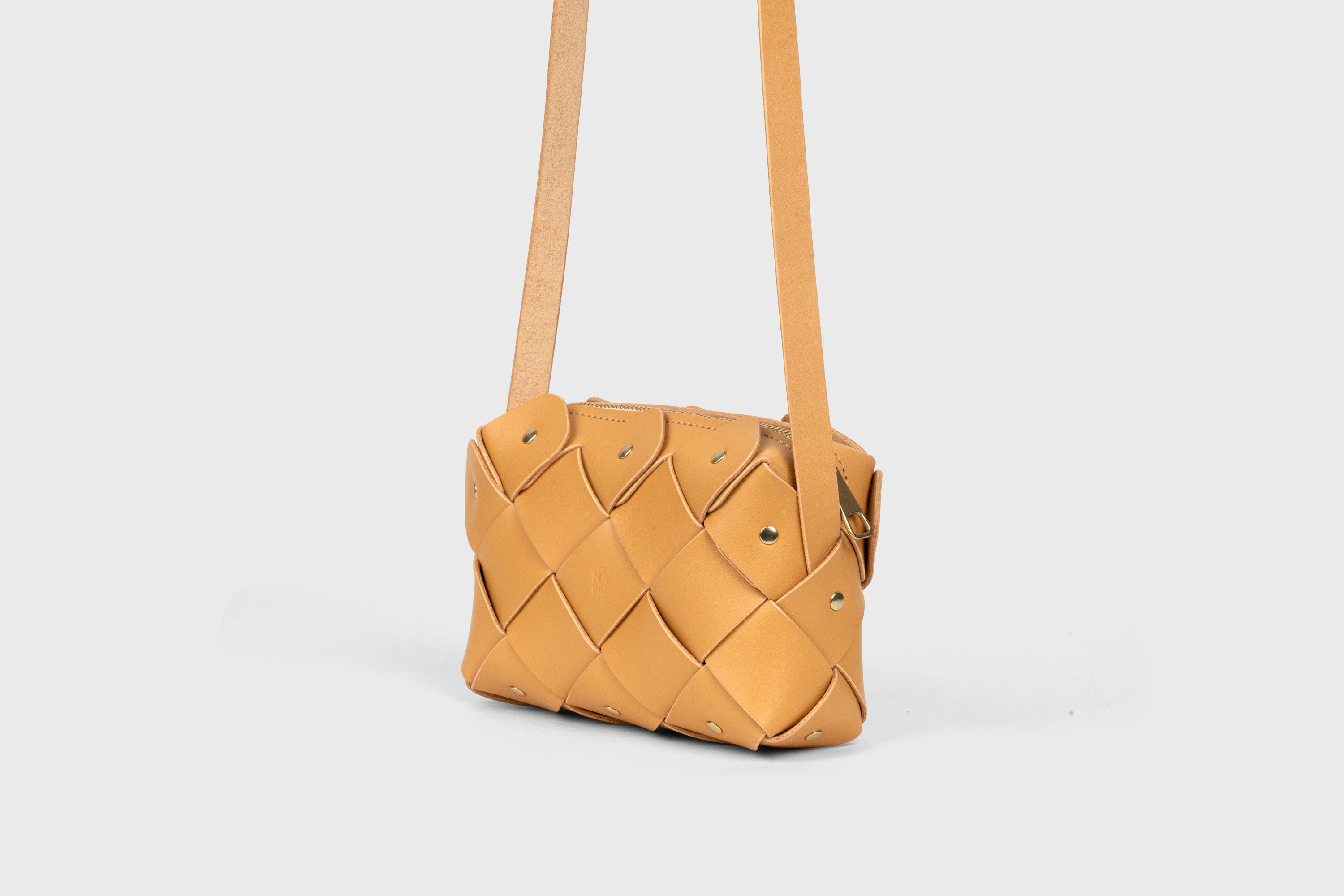 Mini bolsa com zíper de pinho na cor marrom em couro curtido vegetal Design exclusivo rebites de latão Atelier Madre Manuel Dreesmann Barcelona Espanha