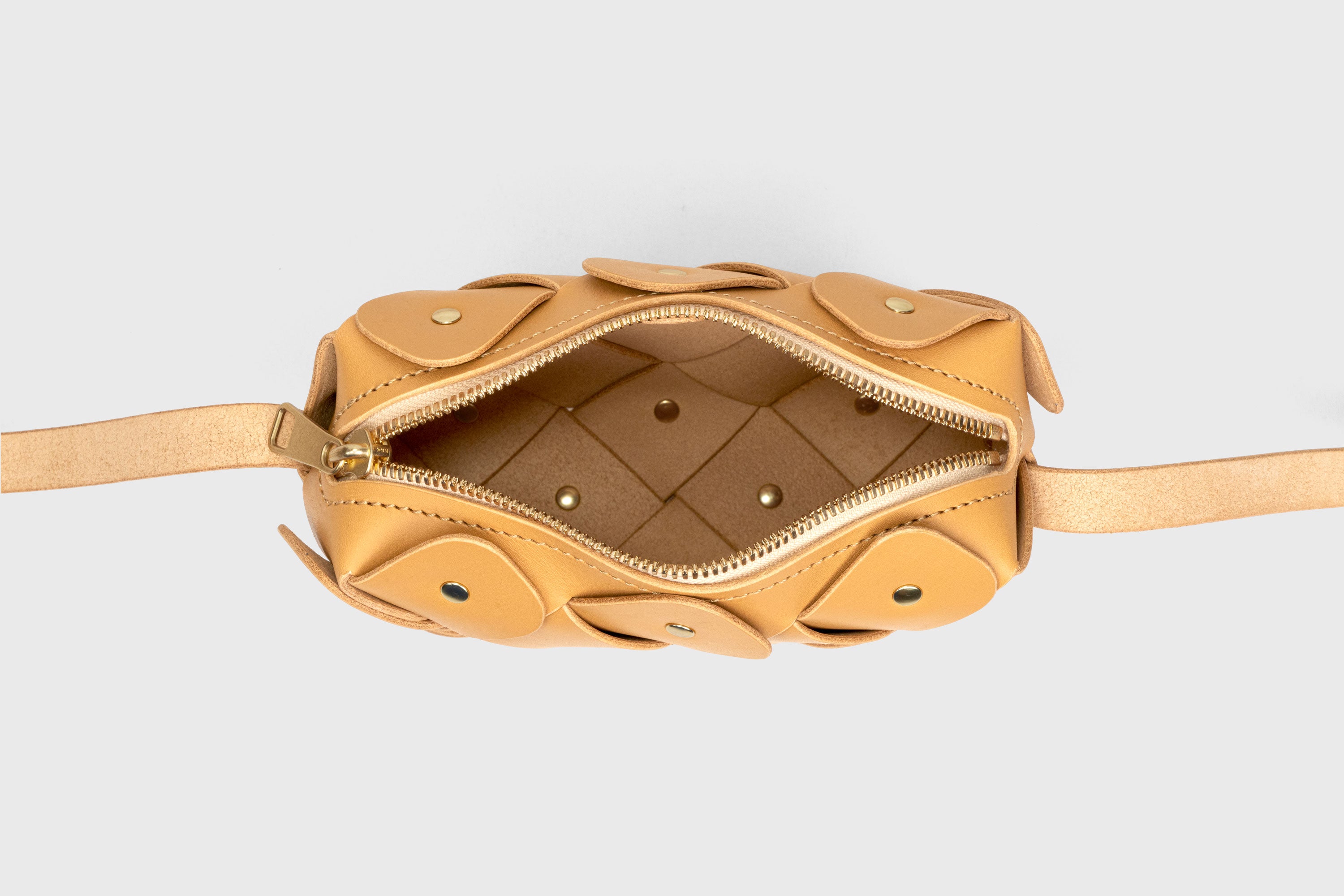 Mini bolsa com zíper de pinho na cor marrom em couro curtido vegetal Design exclusivo rebites de latão Atelier Madre Manuel Dreesmann Barcelona Espanha