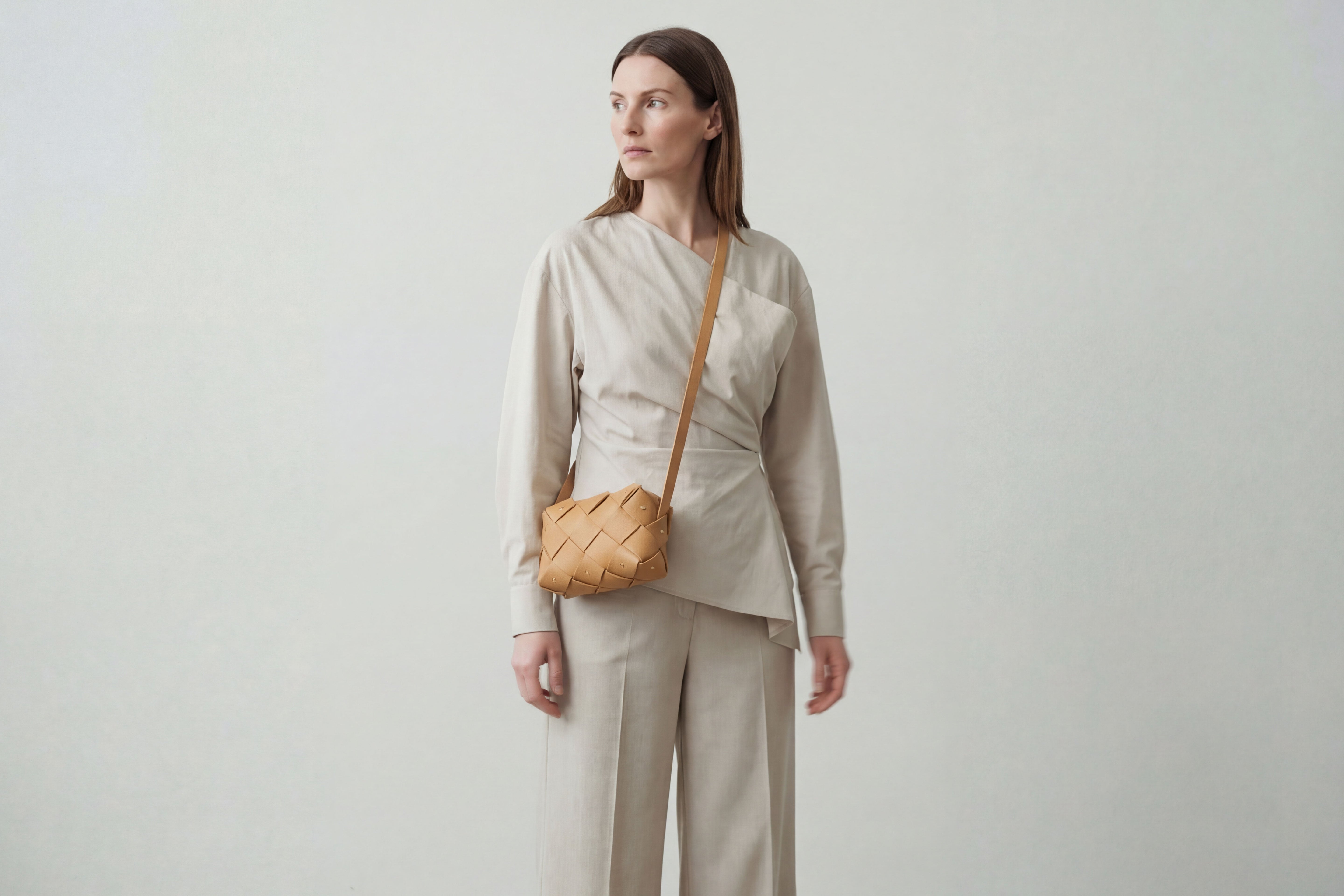 Mini bolsa com zíper de pinho na cor marrom em couro curtido vegetal em modelo de estrutura tecida Design exclusivo Atelier Madre Manuel Dreesmann Barcelona Espanha