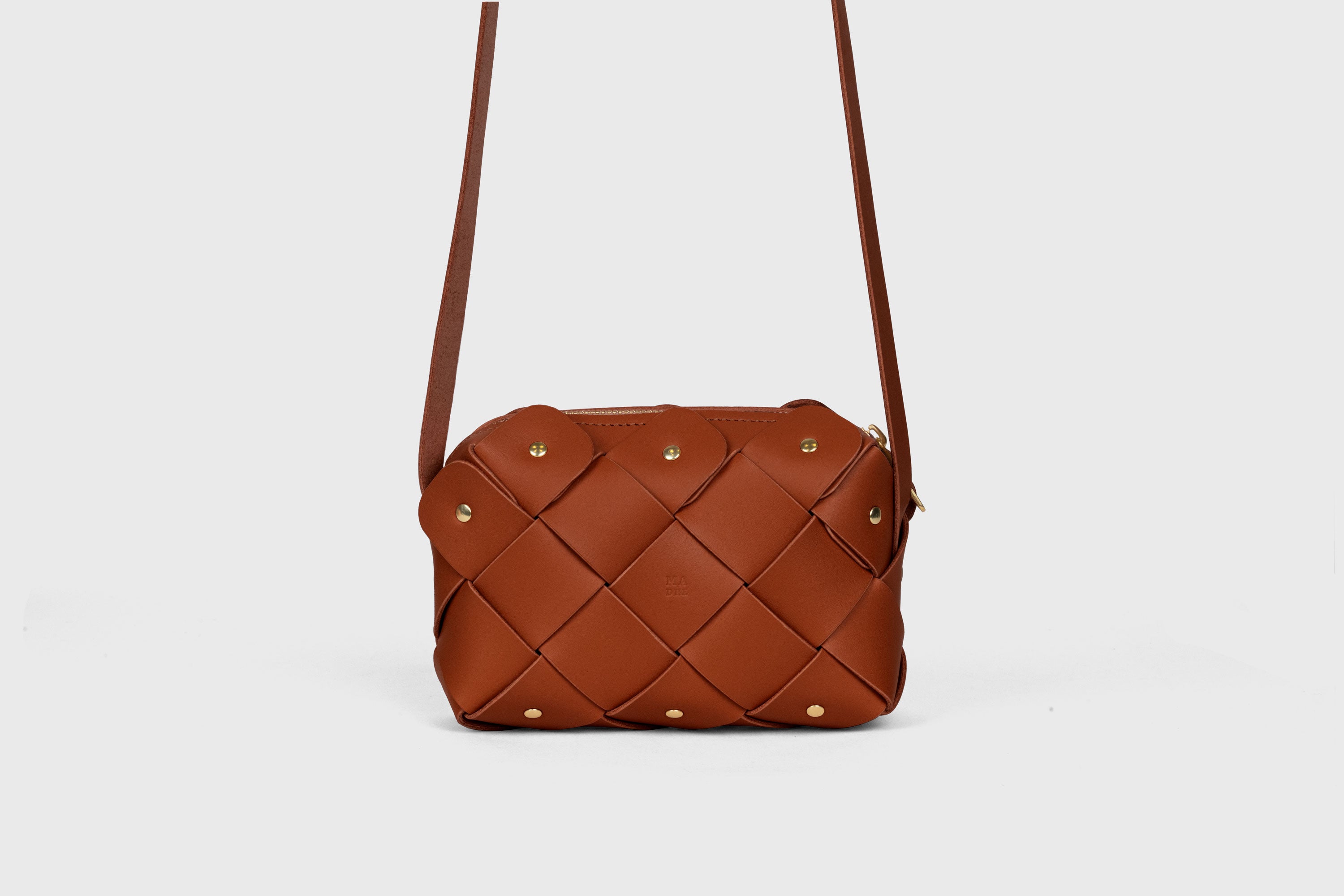 Mini bolsa com zíper de pinho na cor marrom escuro em couro curtido vegetal Design exclusivo rebites de latão Atelier Madre Manuel Dreesmann Barcelona Espanha