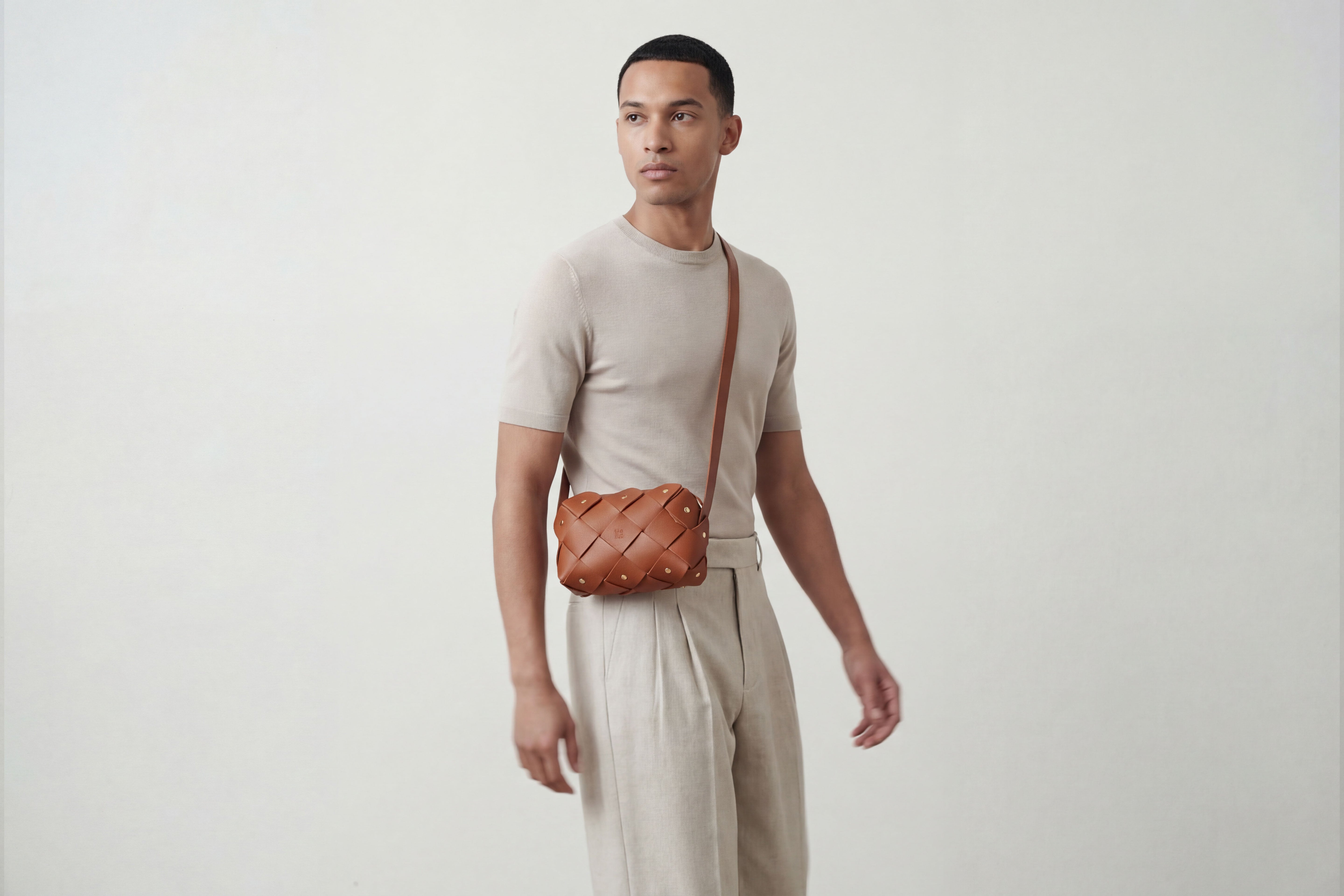 Mini bolsa com zíper de pinho na cor marrom escuro em couro curtido vegetal em modelo de estrutura tecida Design exclusivo Atelier Madre Manuel Dreesmann Barcelona Espanha