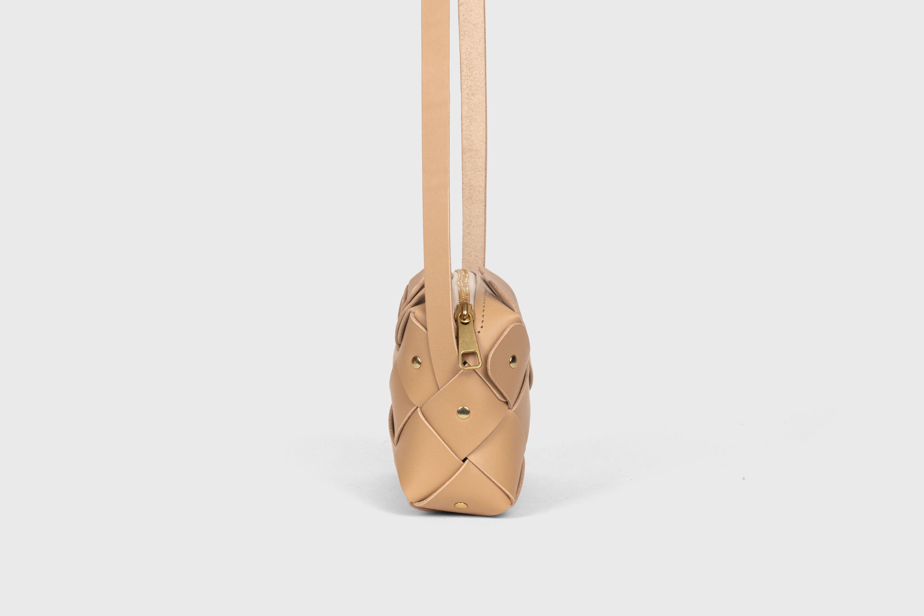 Mini bolsa com zíper de pinho na cor natural em couro curtido vegetal Design exclusivo Rebites de latão Atelier Madre Manuel Dreesmann Barcelona Espanha