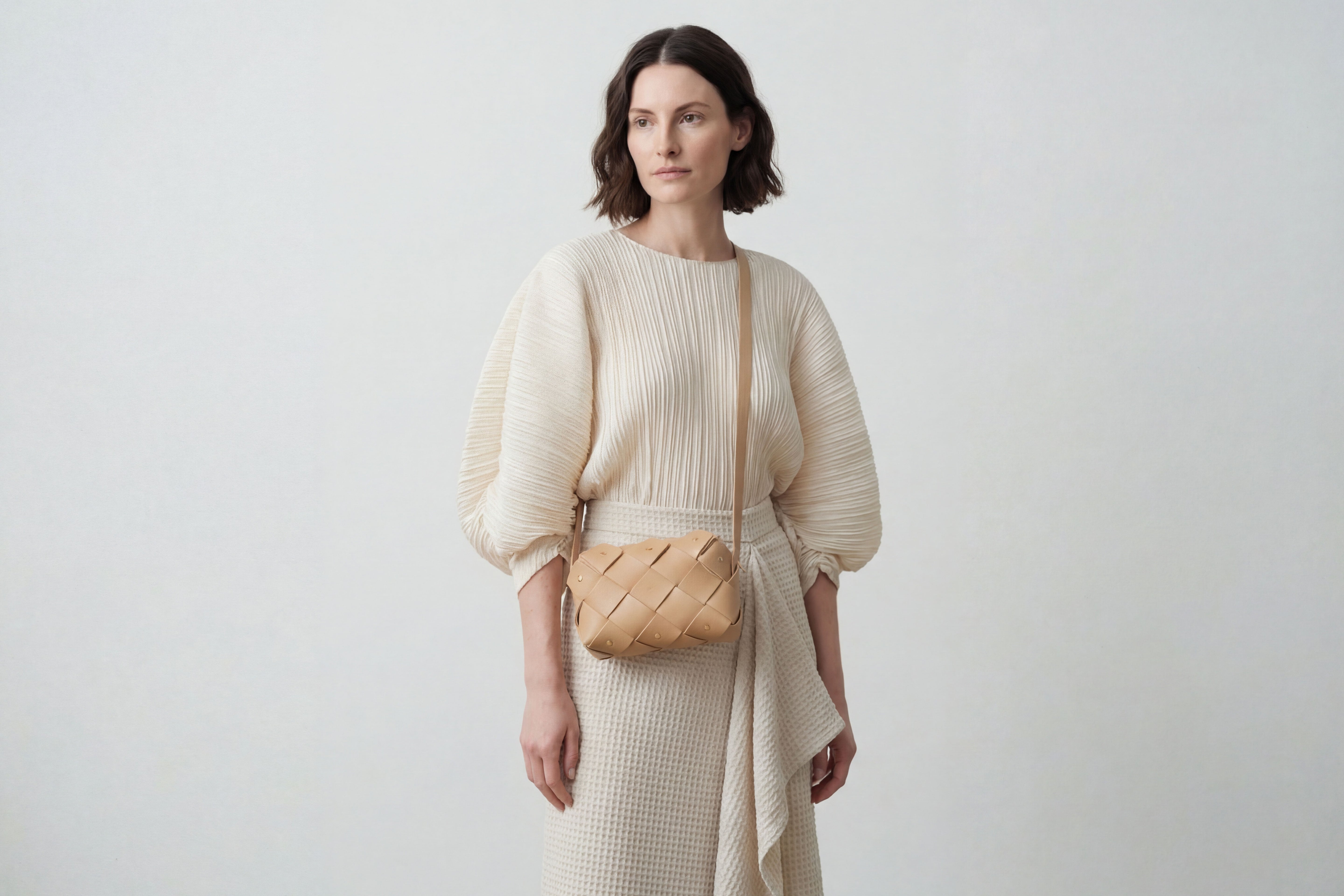 Mini bolsa com zíper de pinho na cor natural em couro curtido vegetal em modelo de estrutura tecida Design exclusivo Atelier Madre Manuel Dreesmann Barcelona Espanha