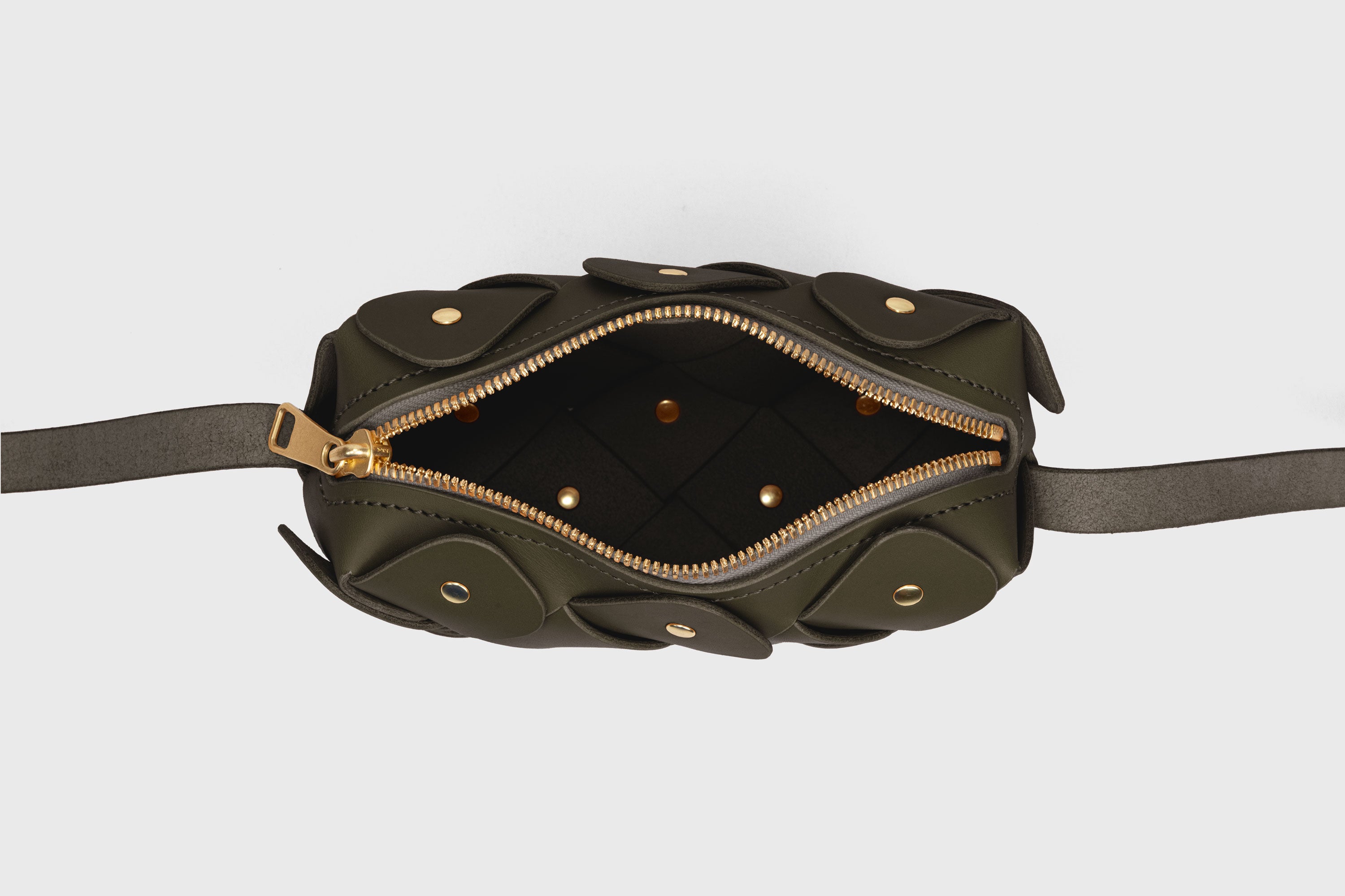 Mini bolsa com zíper de pinho na cor verde oliva em couro curtido vegetal Design exclusivo Rebites de latão Atelier Madre Manuel Dreesmann Barcelona Espanha