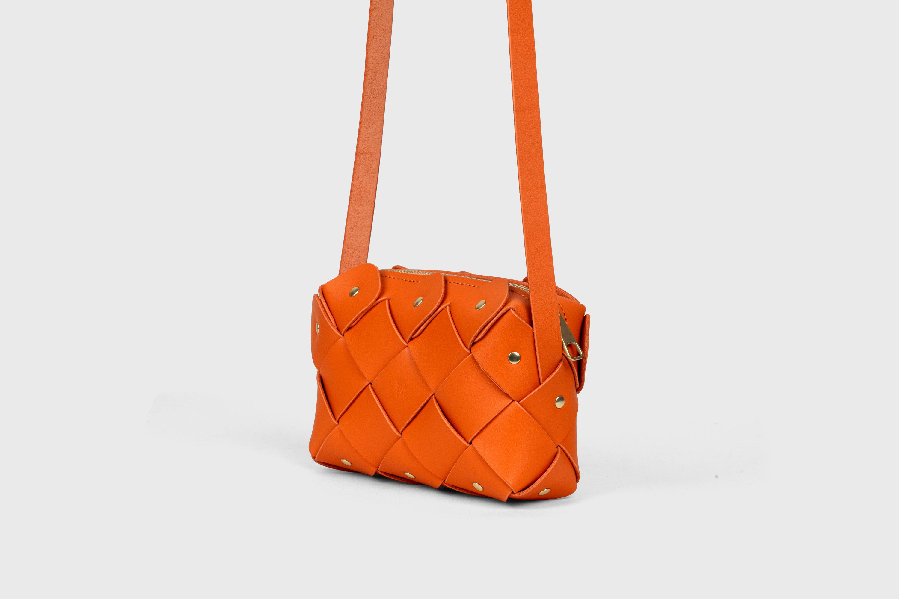 Mini bolsa com zíper de pinho na cor laranja em couro curtido vegetal Design exclusivo rebites de latão Atelier Madre Manuel Dreesmann Barcelona Espanha