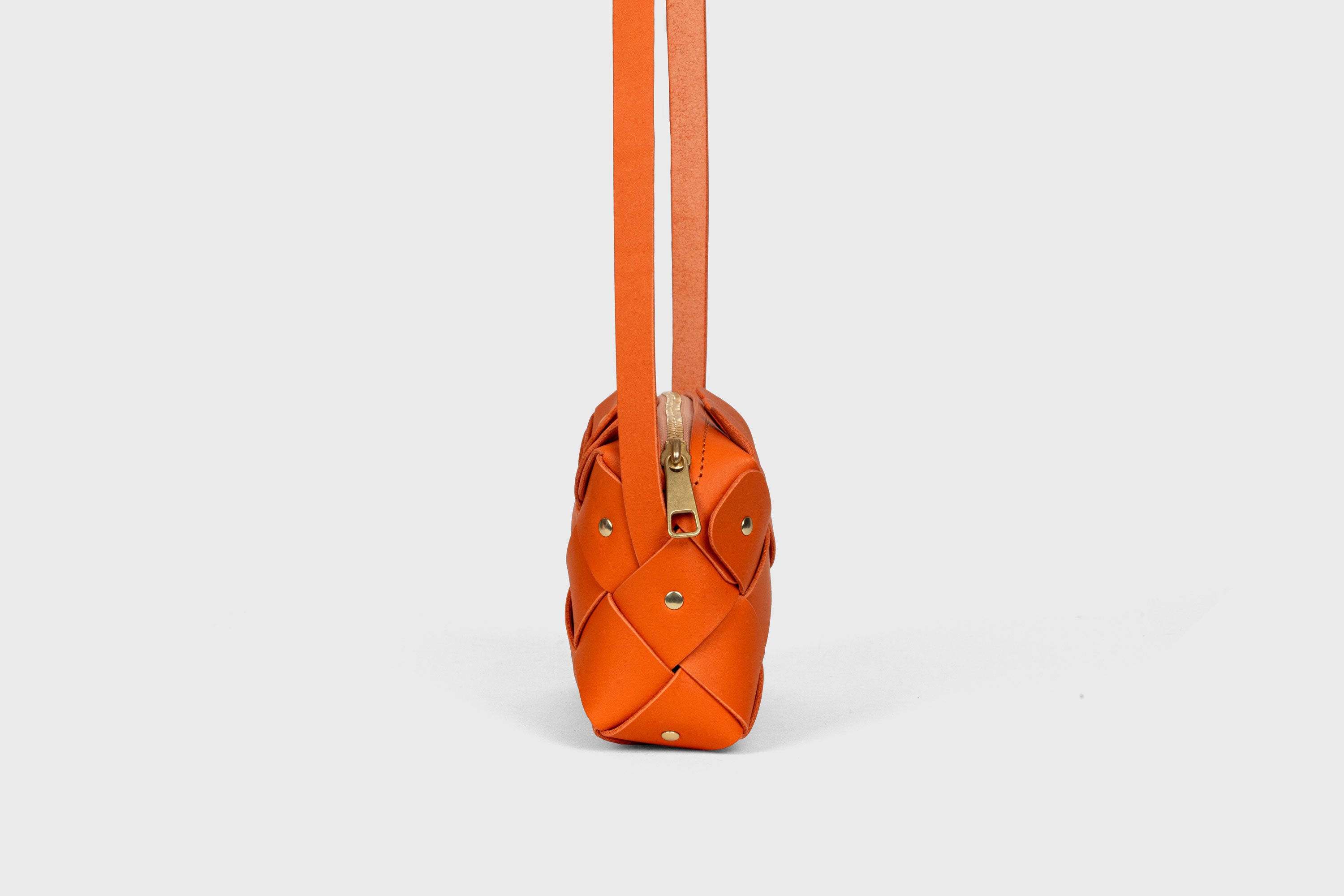 Mini bolsa com zíper de pinho na cor laranja em couro curtido vegetal Design exclusivo rebites de latão Atelier Madre Manuel Dreesmann Barcelona Espanha