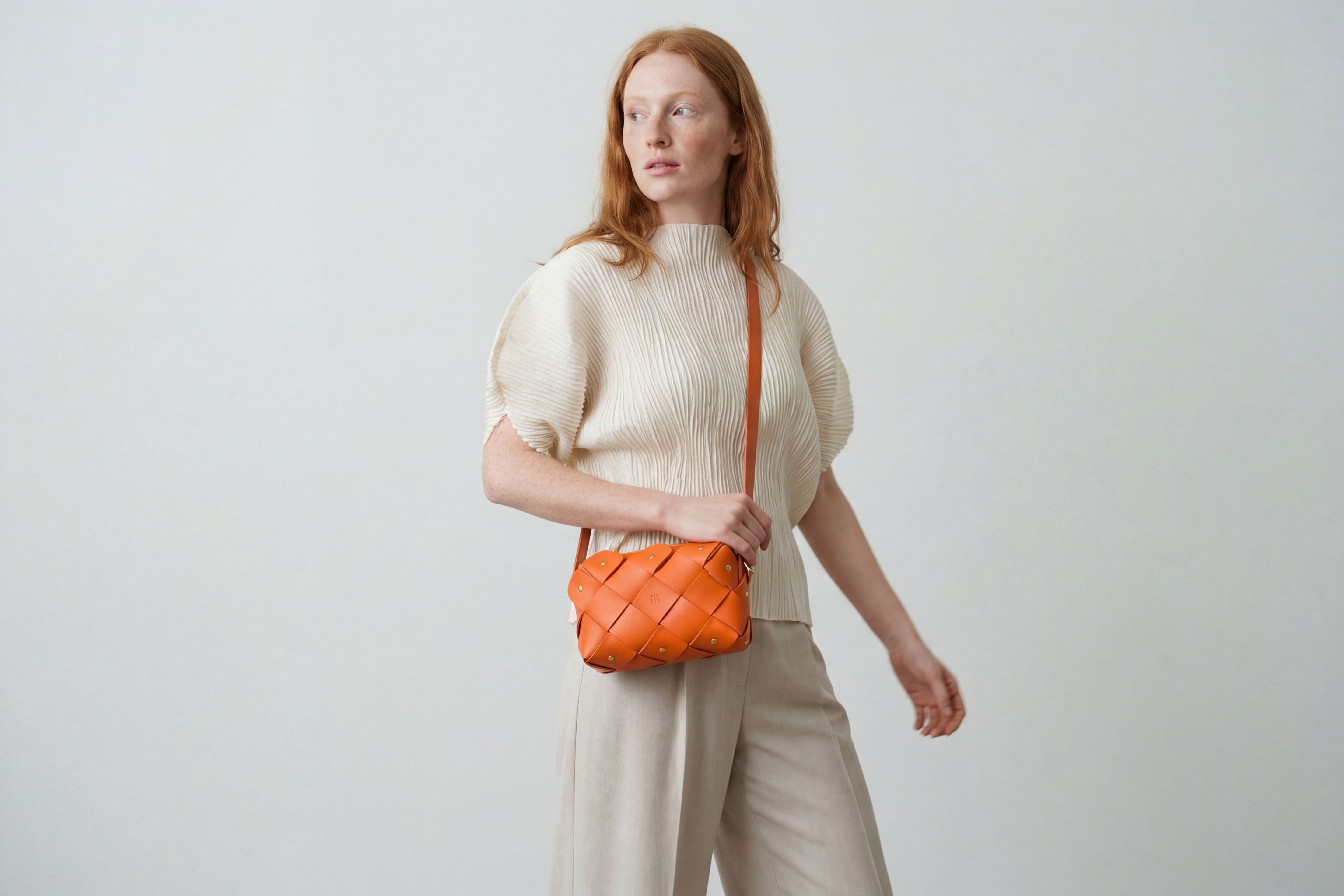 Mini bolsa com zíper de pinho na cor laranja em couro curtido vegetal em modelo de estrutura tecida Design exclusivo Atelier Madre Manuel Dreesmann Barcelona Espanha