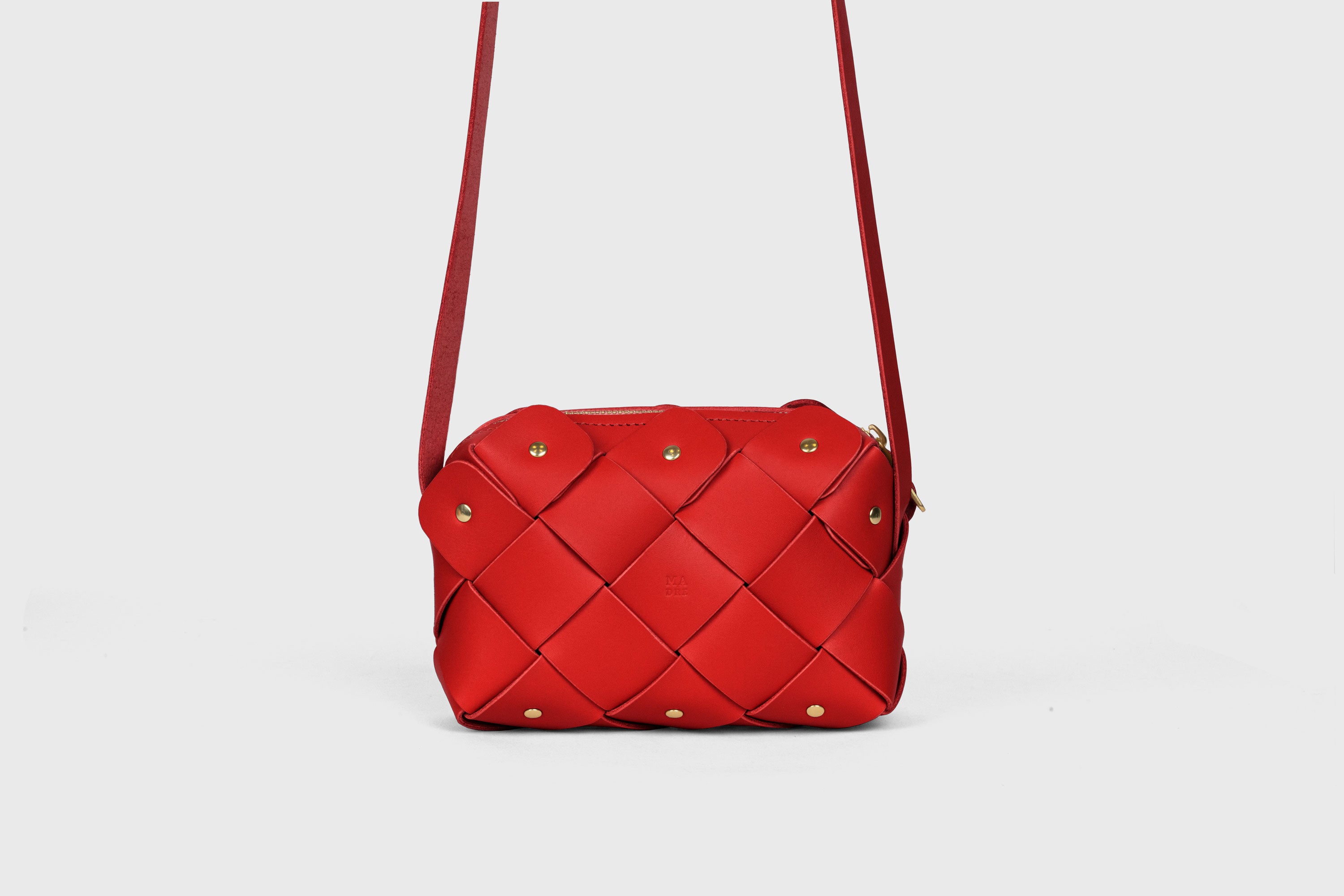 Mini bolsa com zíper de pinho na cor vermelha em couro curtido vegetal Design exclusivo rebites de latão Atelier Madre Manuel Dreesmann Barcelona Espanha