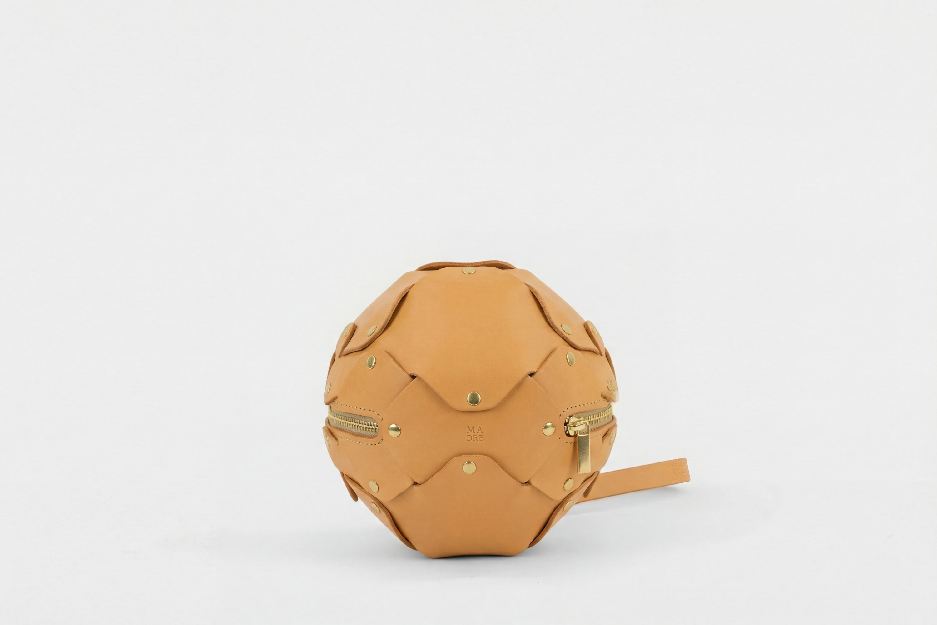 Puff Leather Ball Bag Brown Luxury Vegetable Tanned Full Grain Spain Brass Rivets Premium Design Minimalist Modern Round Sphere Circle Round Zipper Pouch Handbag Clutch Bag Atelier Madre Manuel Dreesmann Barcelona