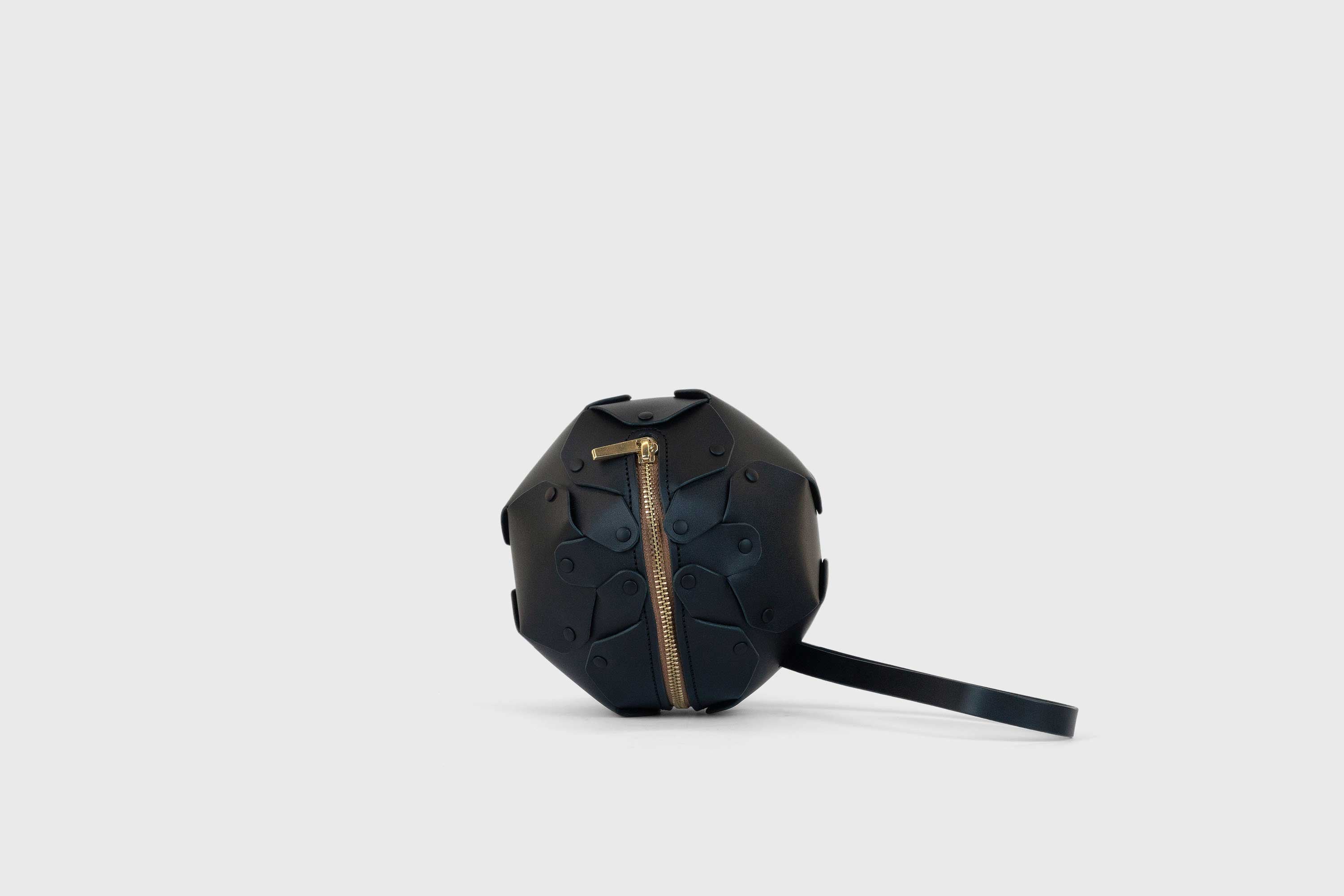 Puff Leather Ball Bag Black Luxury Vegetable Tanned Full Grain Spain Brass Rivets Premium Design Minimalist Modern Round Sphere Circle Round Zipper Pouch Handbag Clutch Bag Atelier Madre Manuel Dreesmann Barcelona