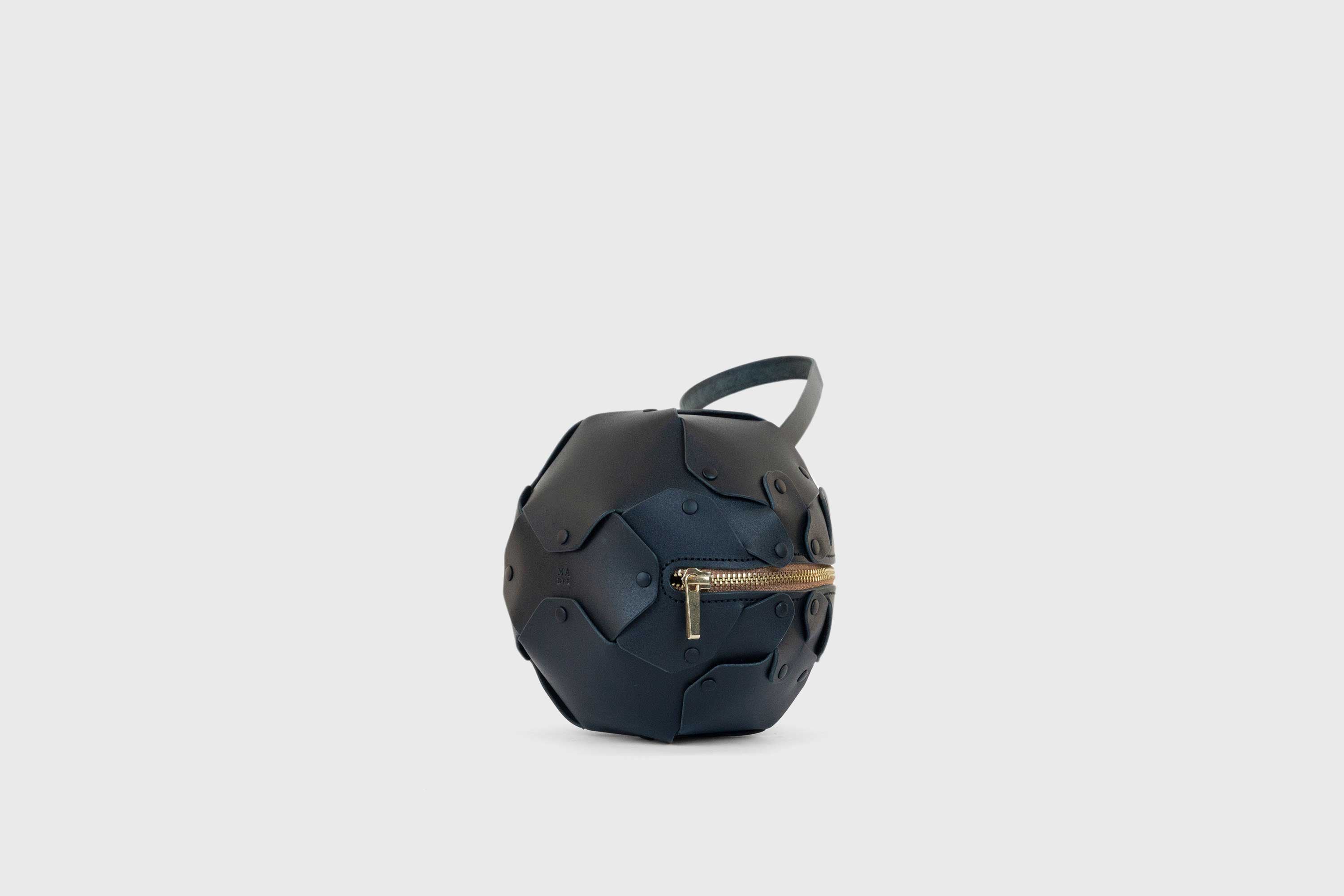 Puff Leather Ball Bag Black Luxury Vegetable Tanned Full Grain Spain Brass Rivets Premium Design Minimalist Modern Round Sphere Circle Round Zipper Pouch Handbag Clutch Bag Atelier Madre Manuel Dreesmann Barcelona