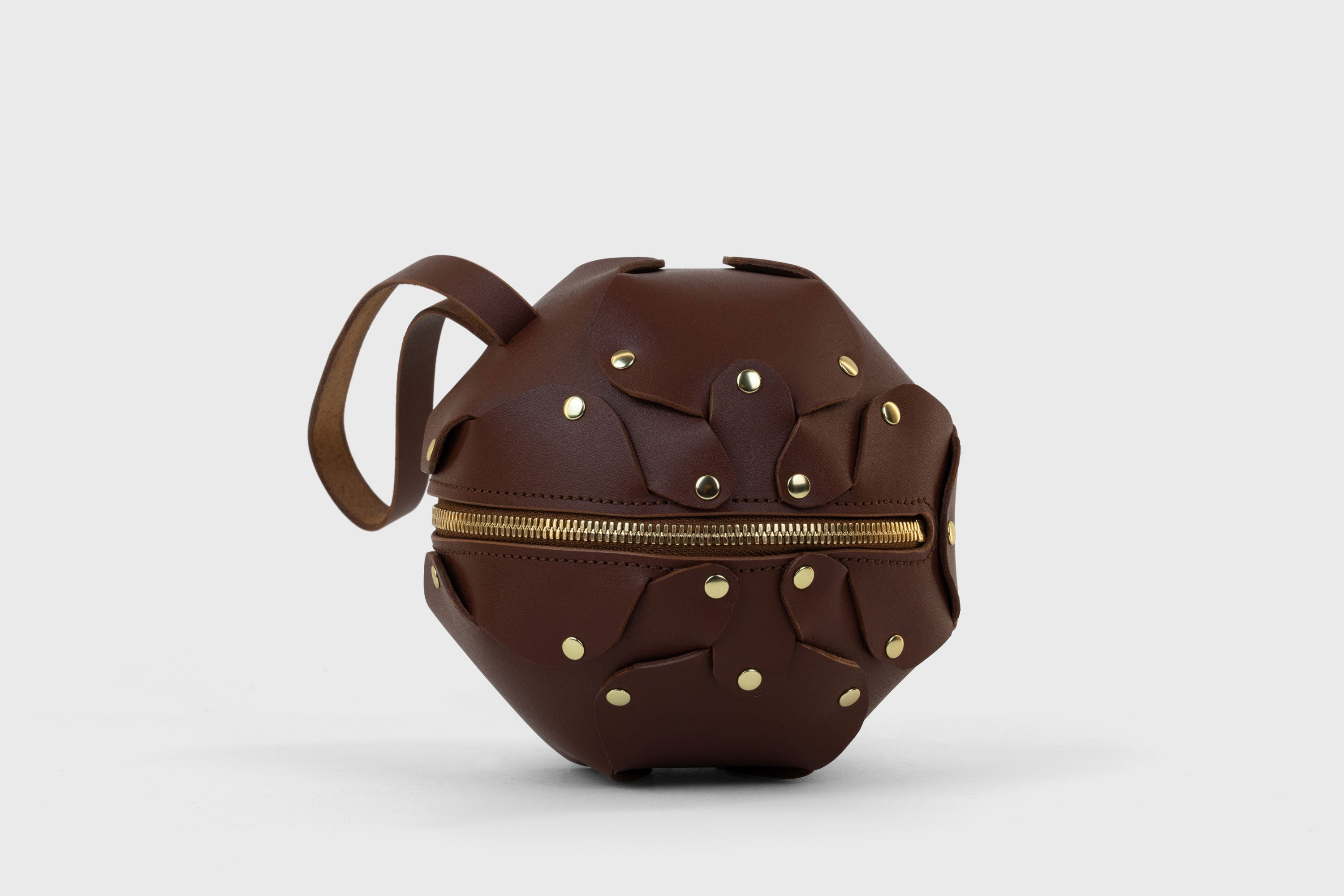 Puff Leather Ball Bag Dark Brown Color Luxury Vegetable Tanned Full Grain Spain Brass Rivets Premium Design Minimalist Modern Round Sphere Circle Round Zipper Pouch Handbag Clutch Bag Atelier Madre Manuel Dreesmann Barcelona