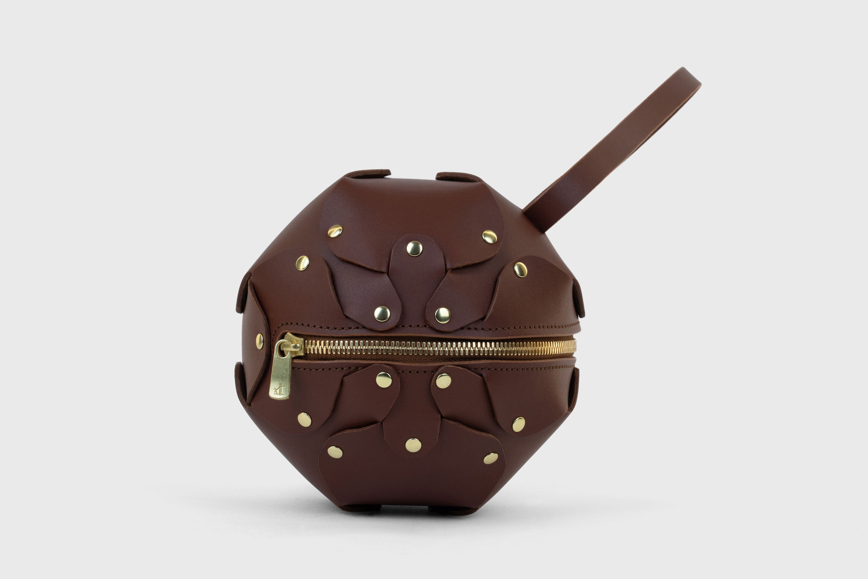 Puff Leather Ball Bag Dark Brown Color Luxury Vegetable Tanned Full Grain Spain Brass Rivets Premium Design Minimalist Modern Round Sphere Circle Round Zipper Pouch Handbag Clutch Bag Atelier Madre Manuel Dreesmann Barcelona