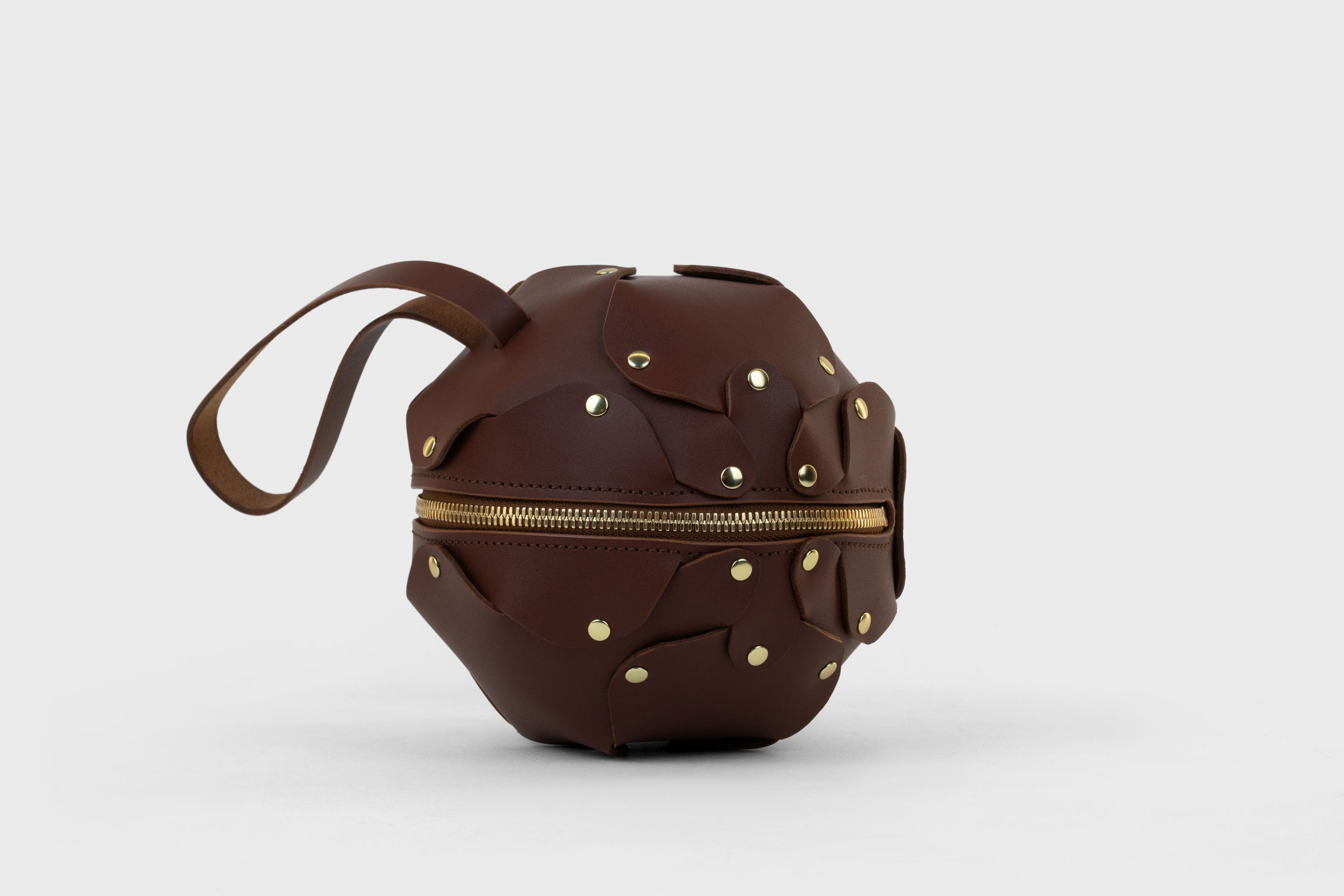 Puff Leather Ball Bag Dark Brown Color Luxury Vegetable Tanned Full Grain Spain Brass Rivets Premium Design Minimalist Modern Round Sphere Circle Round Zipper Pouch Handbag Clutch Bag Atelier Madre Manuel Dreesmann Barcelona