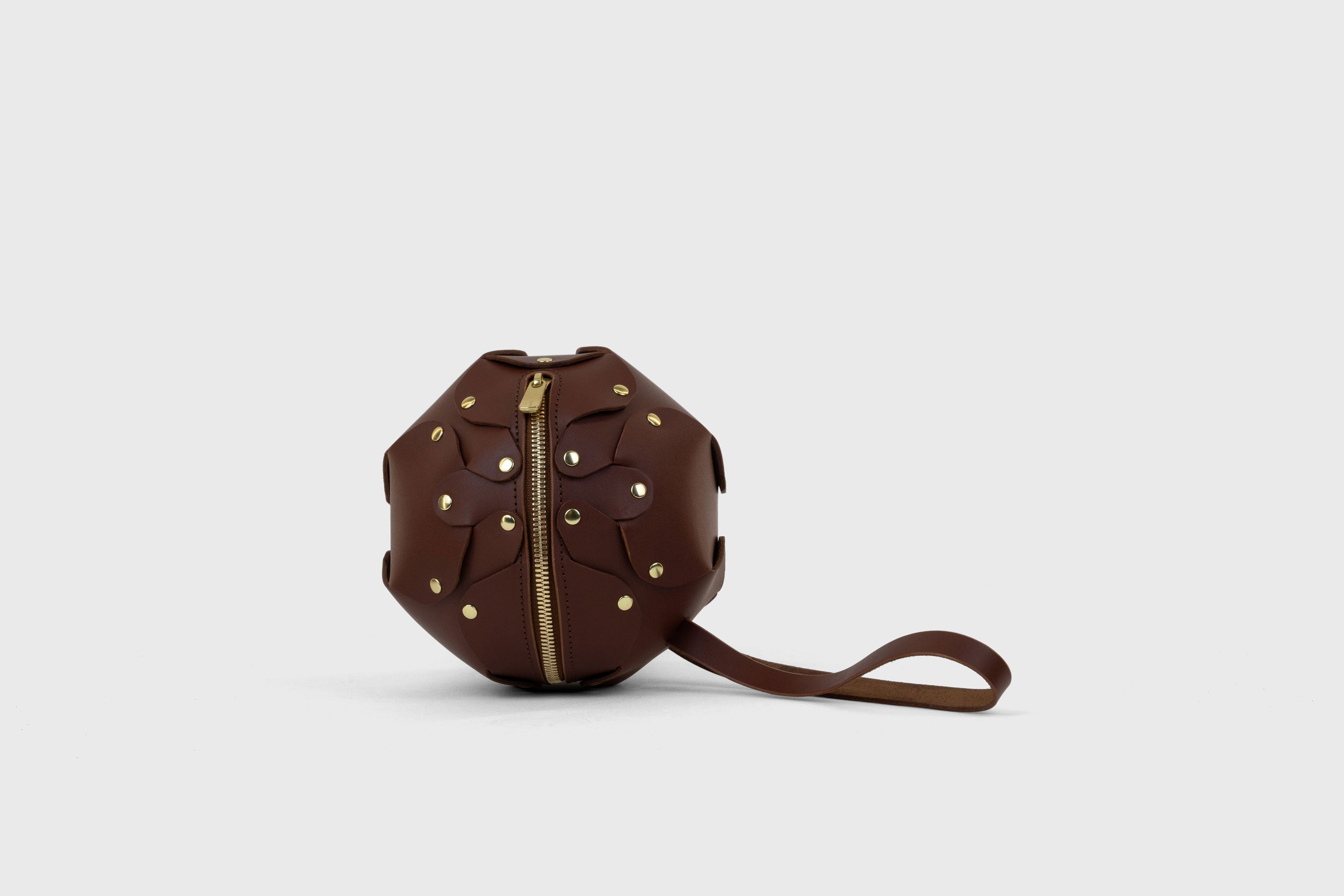 Puff Leather Ball Bag Dark Brown Color Luxury Vegetable Tanned Full Grain Spain Brass Rivets Premium Design Minimalist Modern Round Sphere Circle Round Zipper Pouch Handbag Clutch Bag Atelier Madre Manuel Dreesmann Barcelona