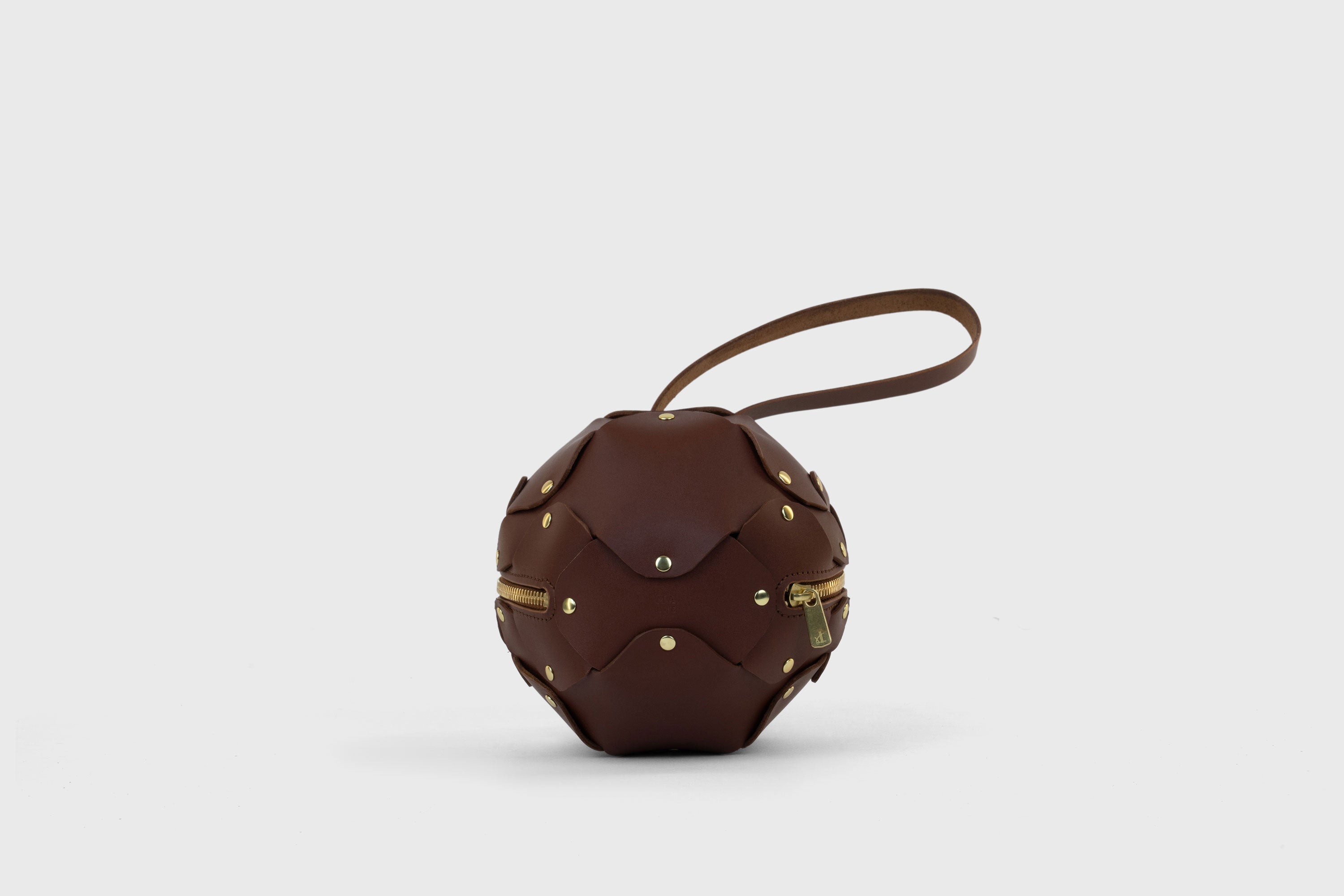 Puff Leather Ball Bag Dark Brown Color Luxury Vegetable Tanned Full Grain Spain Brass Rivets Premium Design Minimalist Modern Round Sphere Circle Round Zipper Pouch Handbag Clutch Bag Atelier Madre Manuel Dreesmann Barcelona