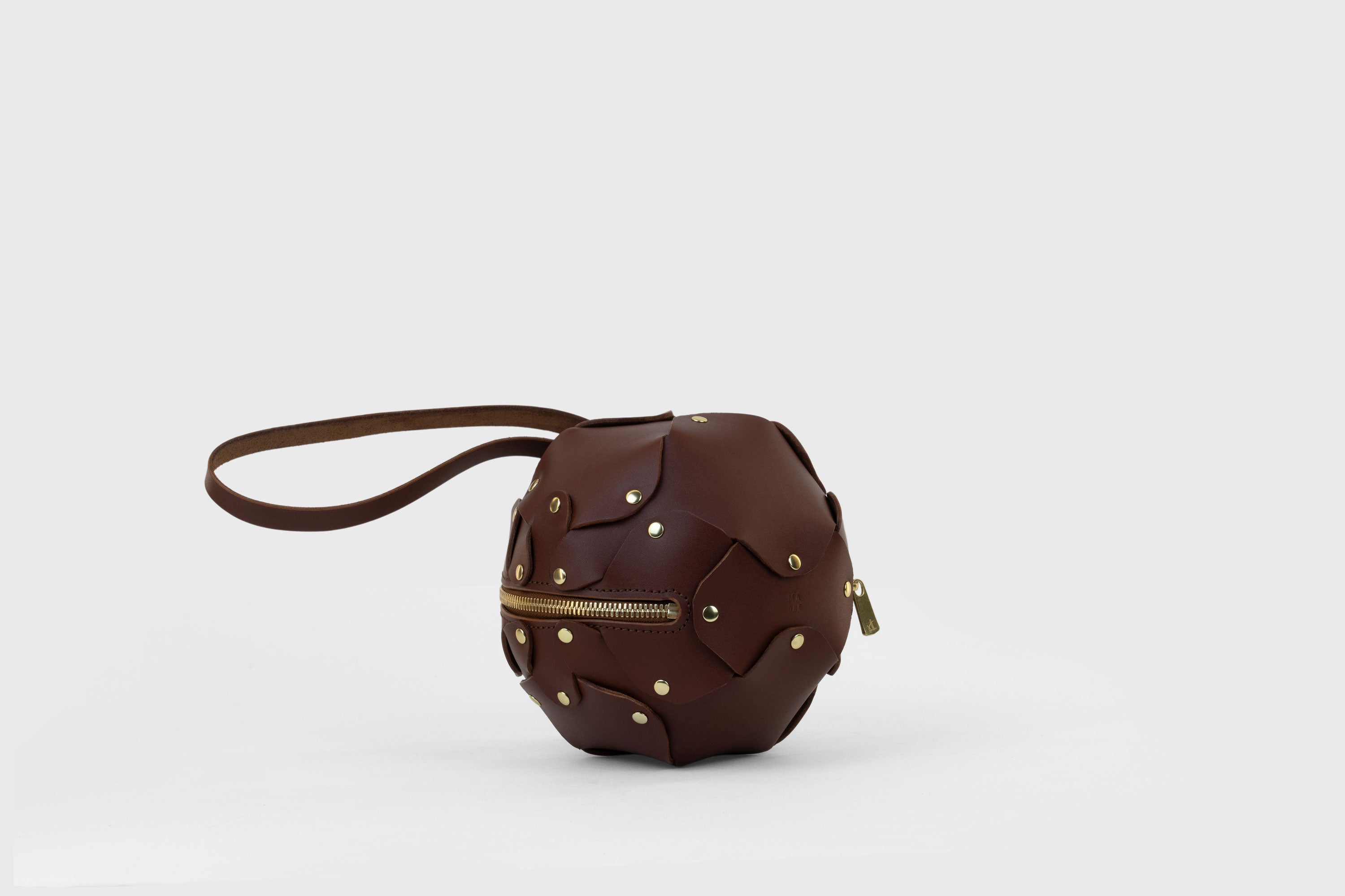 Puff Leather Ball Bag Dark Brown Color Luxury Vegetable Tanned Full Grain Spain Brass Rivets Premium Design Minimalist Modern Round Sphere Circle Round Zipper Pouch Handbag Clutch Bag Atelier Madre Manuel Dreesmann Barcelona