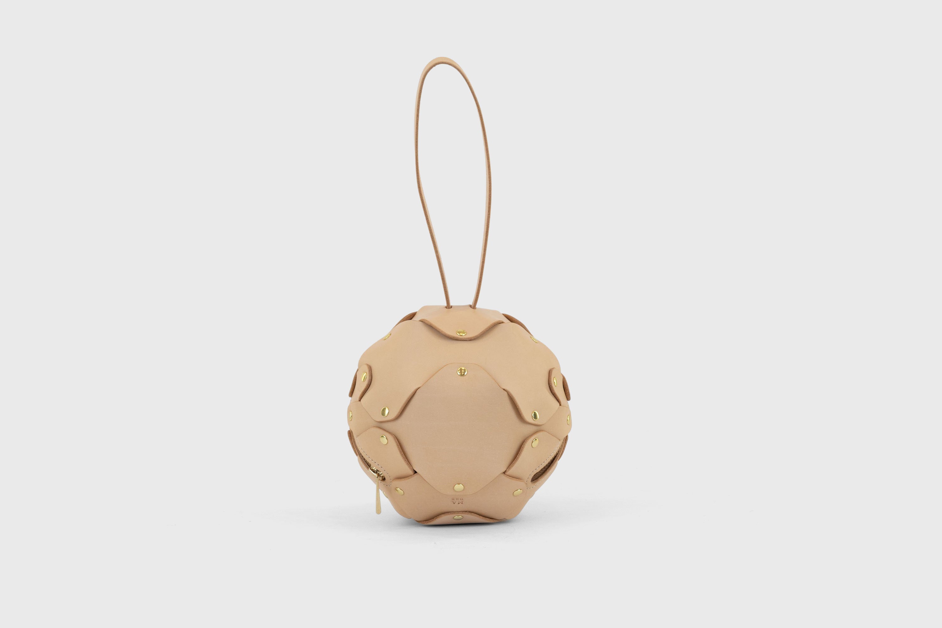 Puff Leather Ball Bag Natural Color Luxury Vegetable Tanned Full Grain Spain Brass Rivets Premium Design Minimalist Modern Round Sphere Circle Round Zipper Pouch Handbag Clutch Bag Atelier Madre Manuel Dreesmann Barcelona