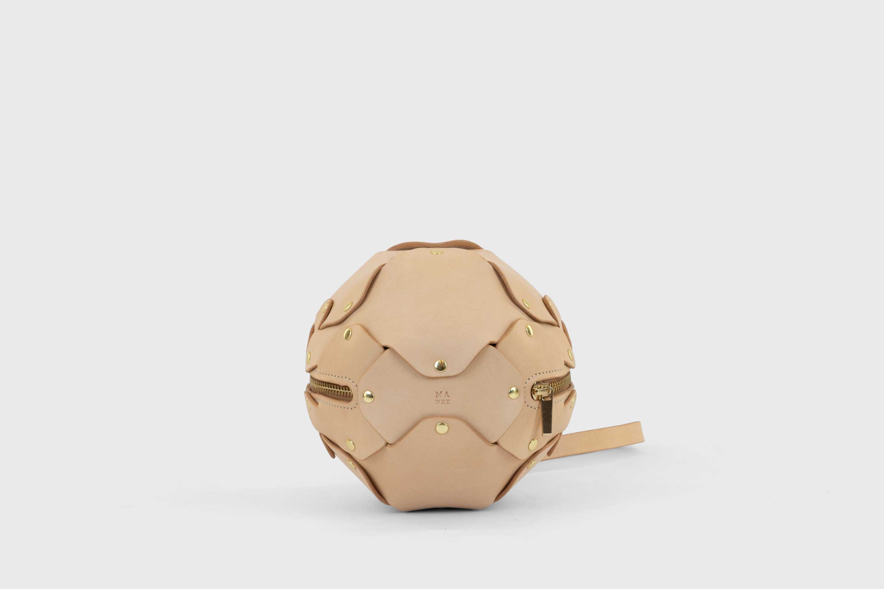 Puff Leather Ball Bag Natural Color Luxury Vegetable Tanned Full Grain Spain Brass Rivets Premium Design Minimalist Modern Round Sphere Circle Round Zipper Pouch Handbag Clutch Bag Atelier Madre Manuel Dreesmann Barcelona