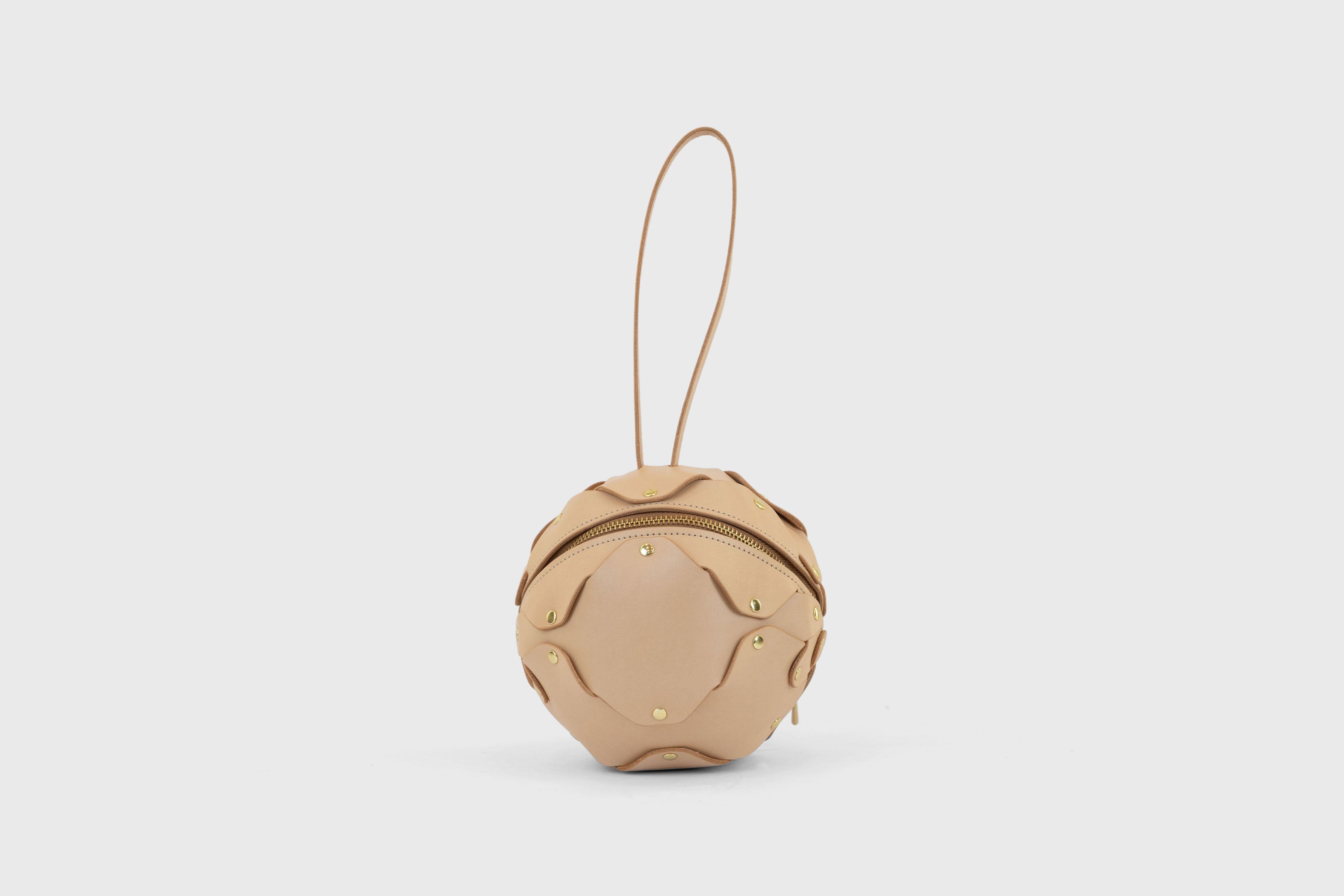 Puff Leather Ball Bag Natural Color Luxury Vegetable Tanned Full Grain Spain Brass Rivets Premium Design Minimalist Modern Round Sphere Circle Round Zipper Pouch Handbag Clutch Bag Atelier Madre Manuel Dreesmann Barcelona