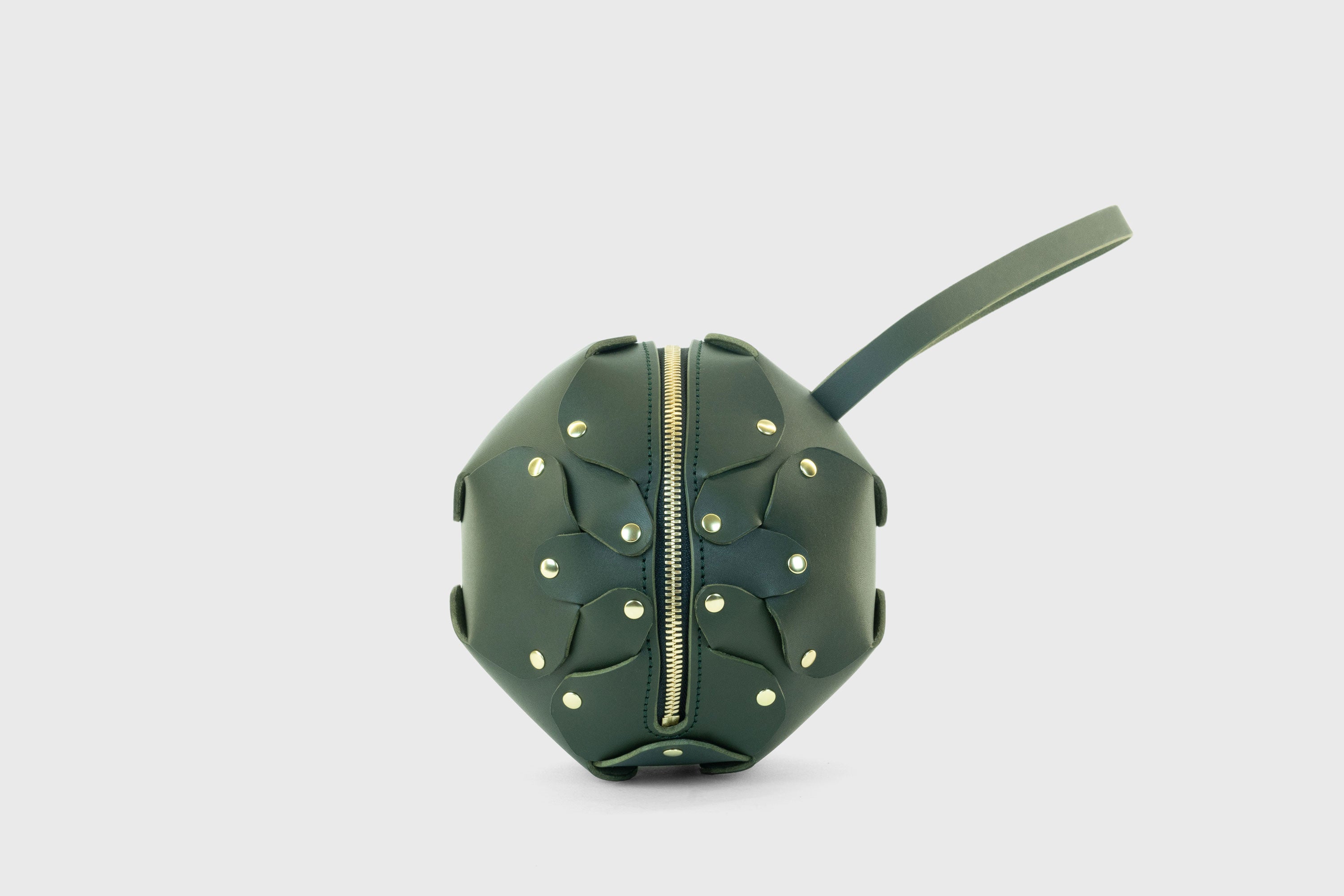 Puff Leather Ball Bag Olive Green Color Luxury Vegetable Tanned Full Grain Spain Brass Rivets Premium Design Minimalist Modern Round Sphere Circle Round Zipper Pouch Handbag Clutch Bag Atelier Madre Manuel Dreesmann Barcelona