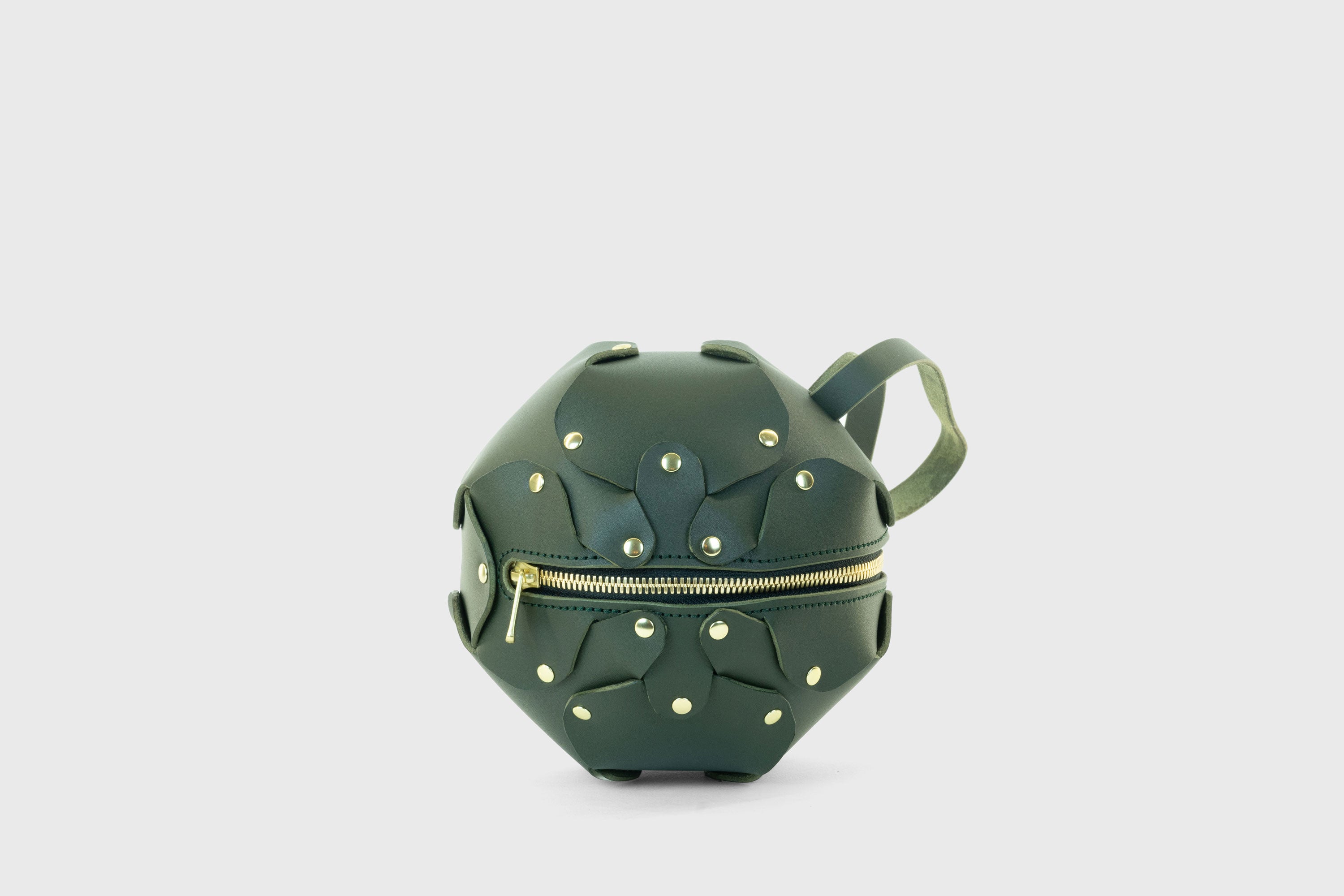 Puff Leather Ball Bag Olive Green Color Luxury Vegetable Tanned Full Grain Spain Brass Rivets Premium Design Minimalist Modern Round Sphere Circle Round Zipper Pouch Handbag Clutch Bag Atelier Madre Manuel Dreesmann Barcelona