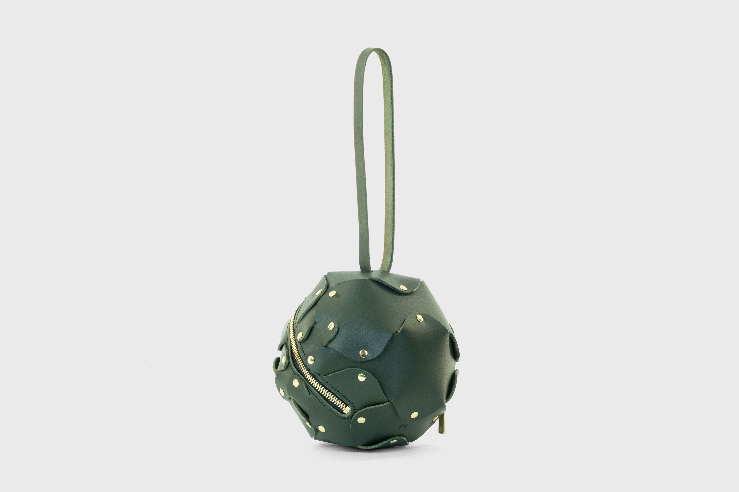 Puff Leather Ball Bag Olive Green Color Luxury Vegetable Tanned Full Grain Spain Brass Rivets Premium Design Minimalist Modern Round Sphere Circle Round Zipper Pouch Handbag Clutch Bag Atelier Madre Manuel Dreesmann Barcelona