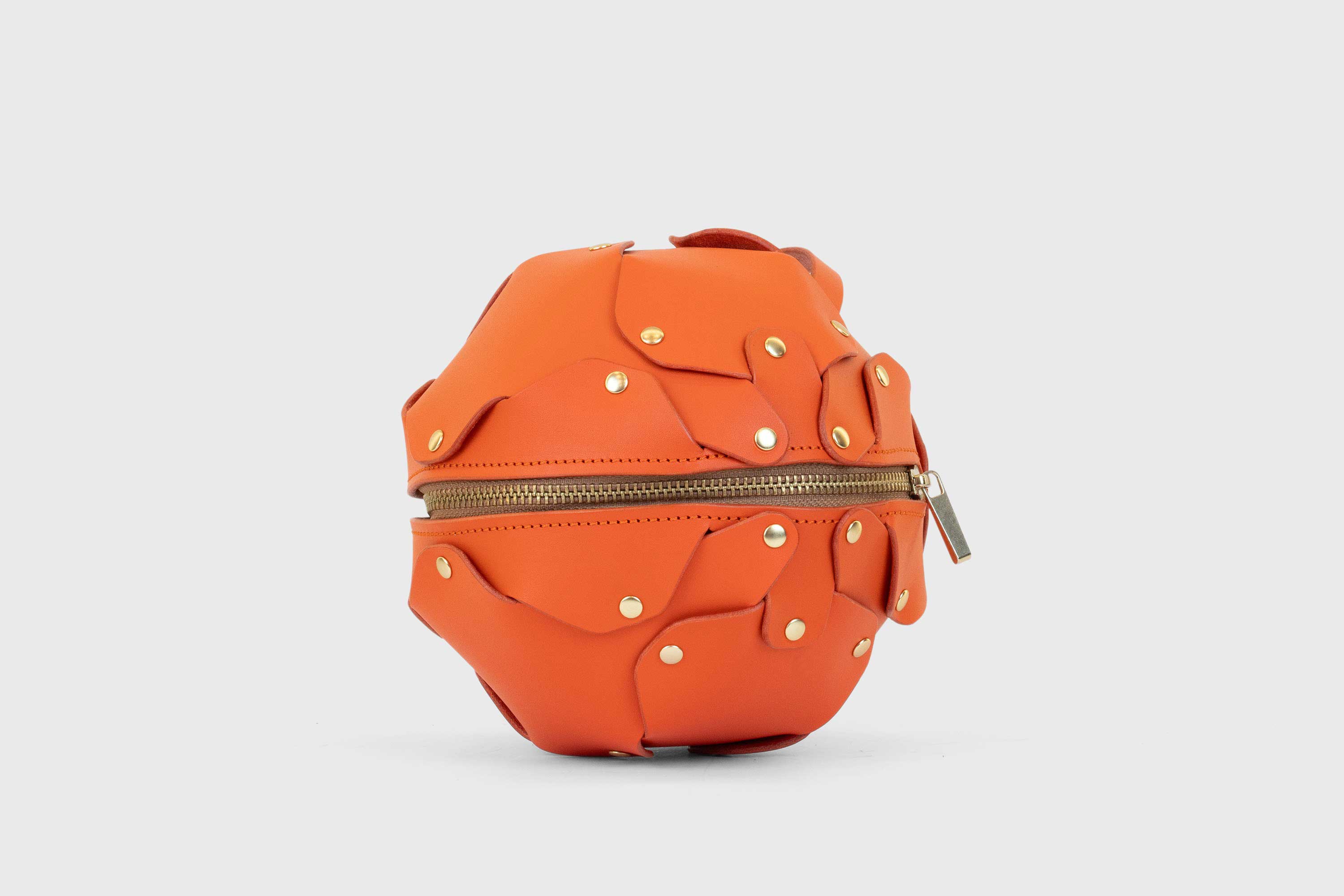 Puff Leather Ball Bag Orange Luxury Vegetable Tanned Full Grain Spain Brass Rivets Premium Design Minimalist Modern Round Sphere Circle Round Zipper Pouch Handbag Clutch Bag Atelier Madre Manuel Dreesmann Barcelona