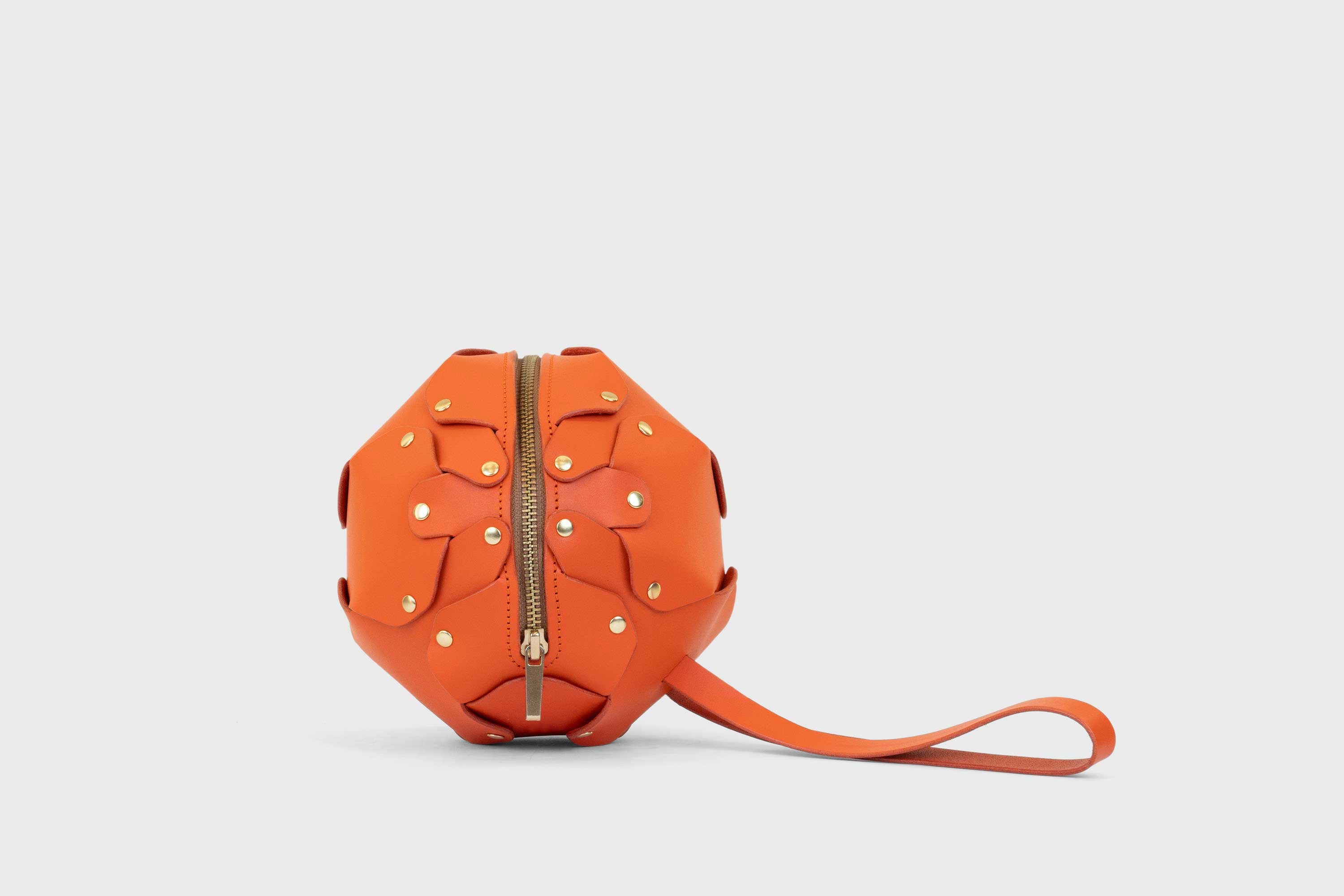 Puff Leather Ball Bag Orange Luxury Vegetable Tanned Full Grain Spain Brass Rivets Premium Design Minimalist Modern Round Sphere Circle Round Zipper Pouch Handbag Clutch Bag Atelier Madre Manuel Dreesmann Barcelona