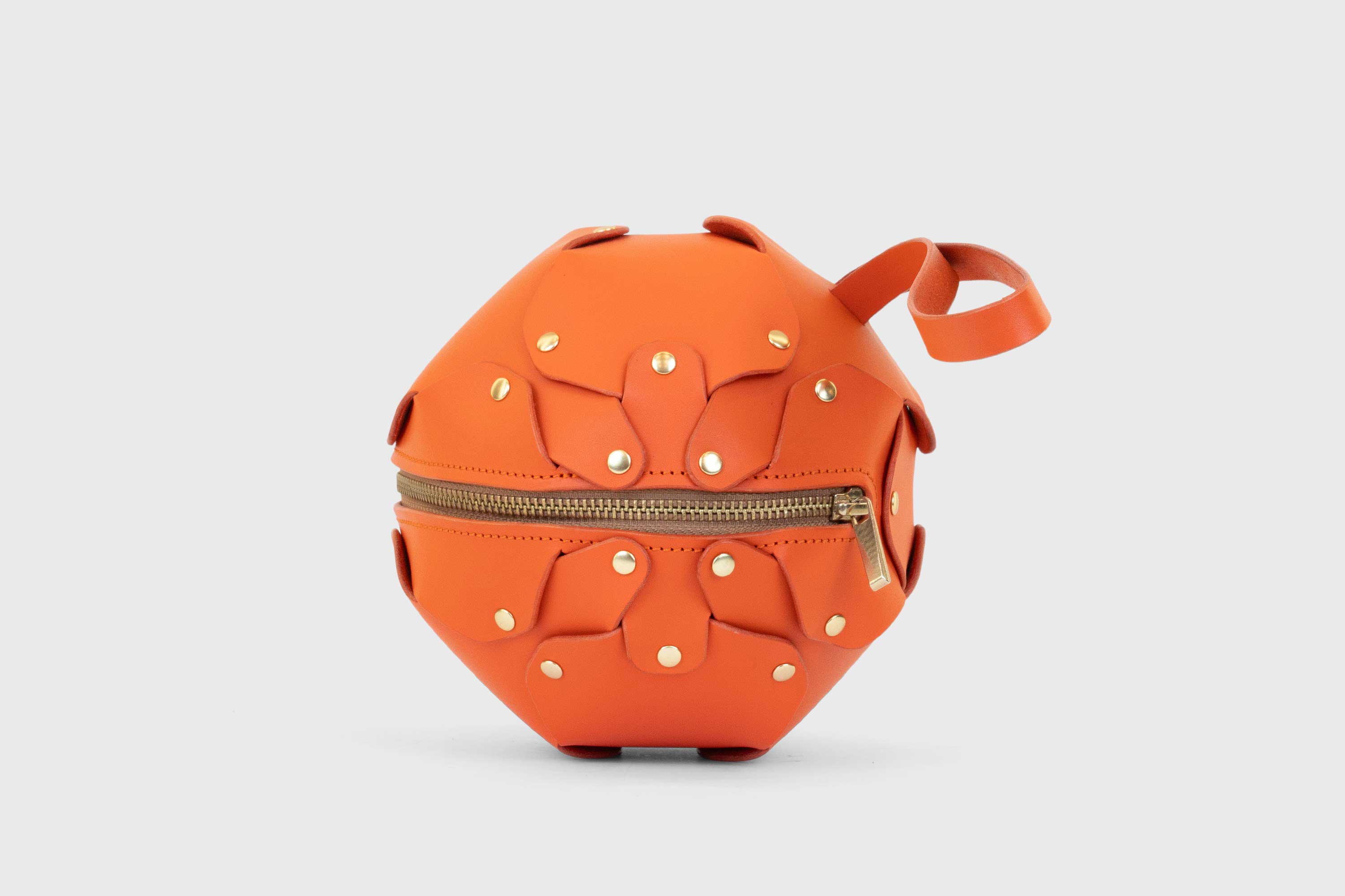 Puff Leather Ball Bag Orange Luxury Vegetable Tanned Full Grain Spain Brass Rivets Premium Design Minimalist Modern Round Sphere Circle Round Zipper Pouch Handbag Clutch Bag Atelier Madre Manuel Dreesmann Barcelona