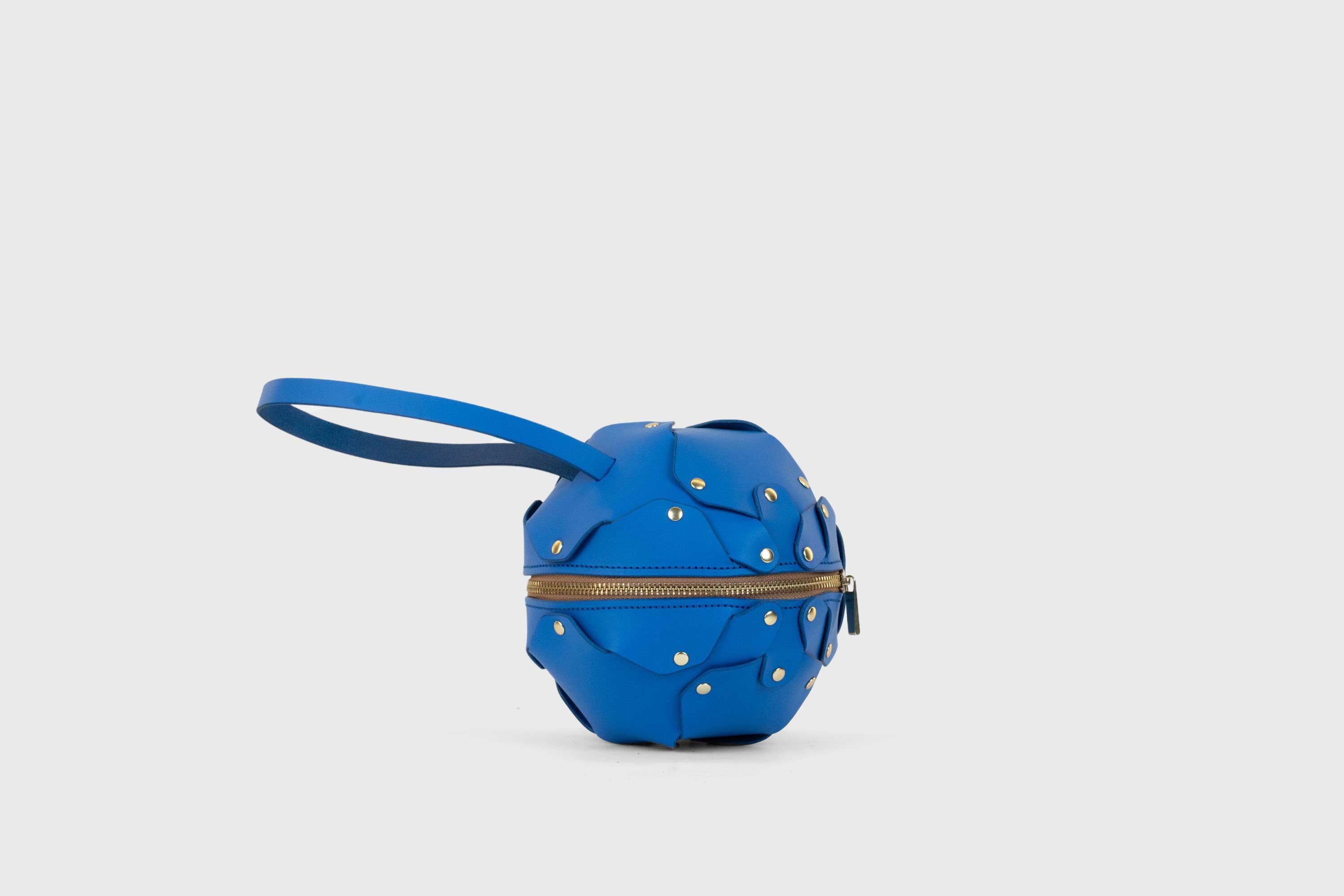 Puff Leather Ball Bag Royal Blue Luxury Vegetable Tanned Full Grain Spain Brass Rivets Premium Design Minimalist Modern Round Sphere Circle Round Zipper Pouch Handbag Clutch Bag Atelier Madre Manuel Dreesmann Barcelona