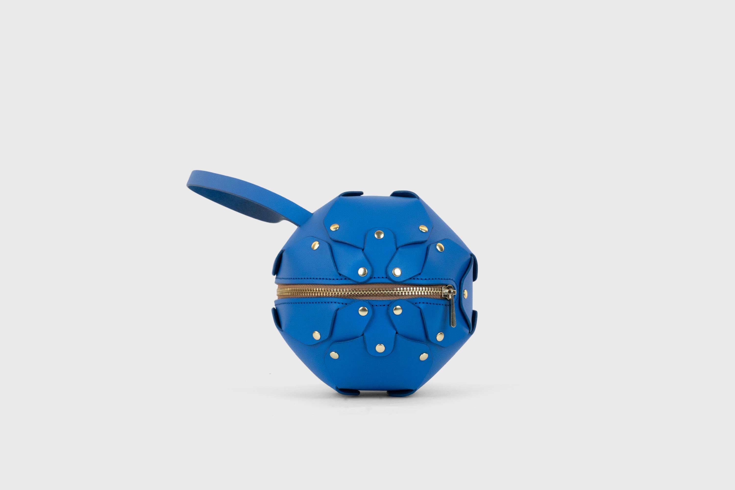 Puff Leather Ball Bag Royal Blue Luxury Vegetable Tanned Full Grain Spain Brass Rivets Premium Design Minimalist Modern Round Sphere Circle Round Zipper Pouch Handbag Clutch Bag Atelier Madre Manuel Dreesmann Barcelona