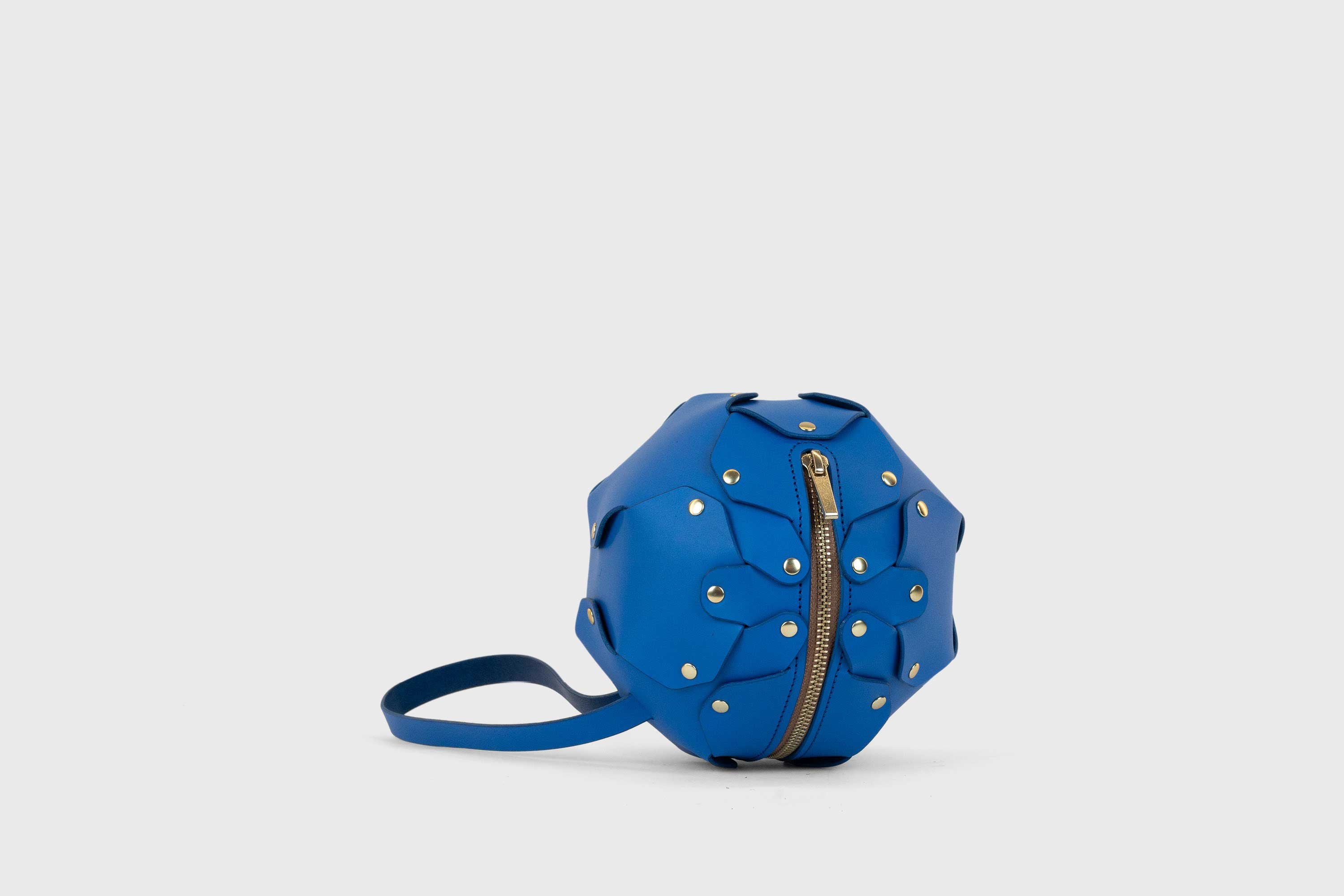 Puff Leather Ball Bag Royal Blue Luxury Vegetable Tanned Full Grain Spain Brass Rivets Premium Design Minimalist Modern Round Sphere Circle Round Zipper Pouch Handbag Clutch Bag Atelier Madre Manuel Dreesmann Barcelona