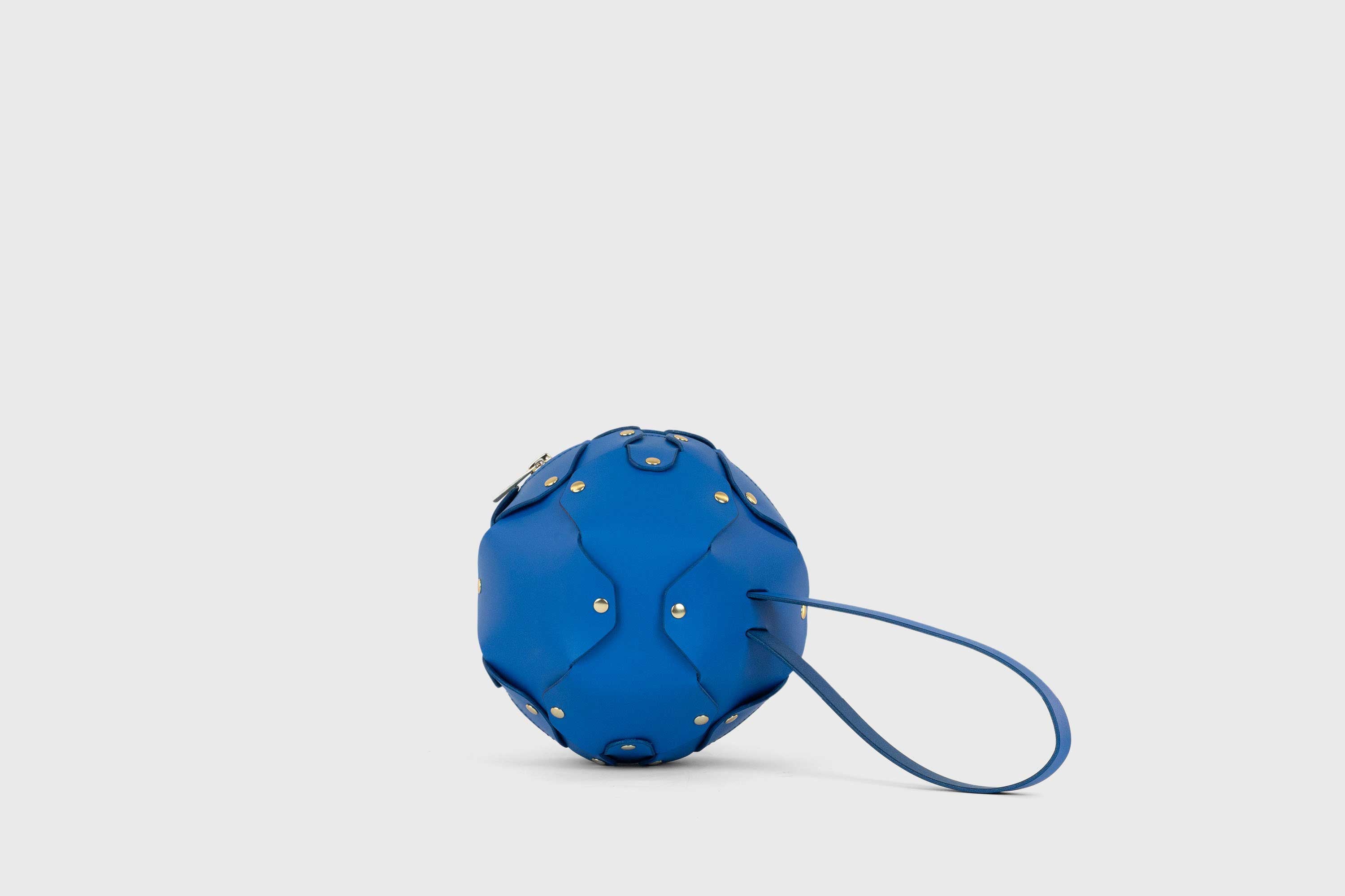 Puff Leather Ball Bag Royal Blue Luxury Vegetable Tanned Full Grain Spain Brass Rivets Premium Design Minimalist Modern Round Sphere Circle Round Zipper Pouch Handbag Clutch Bag Atelier Madre Manuel Dreesmann Barcelona