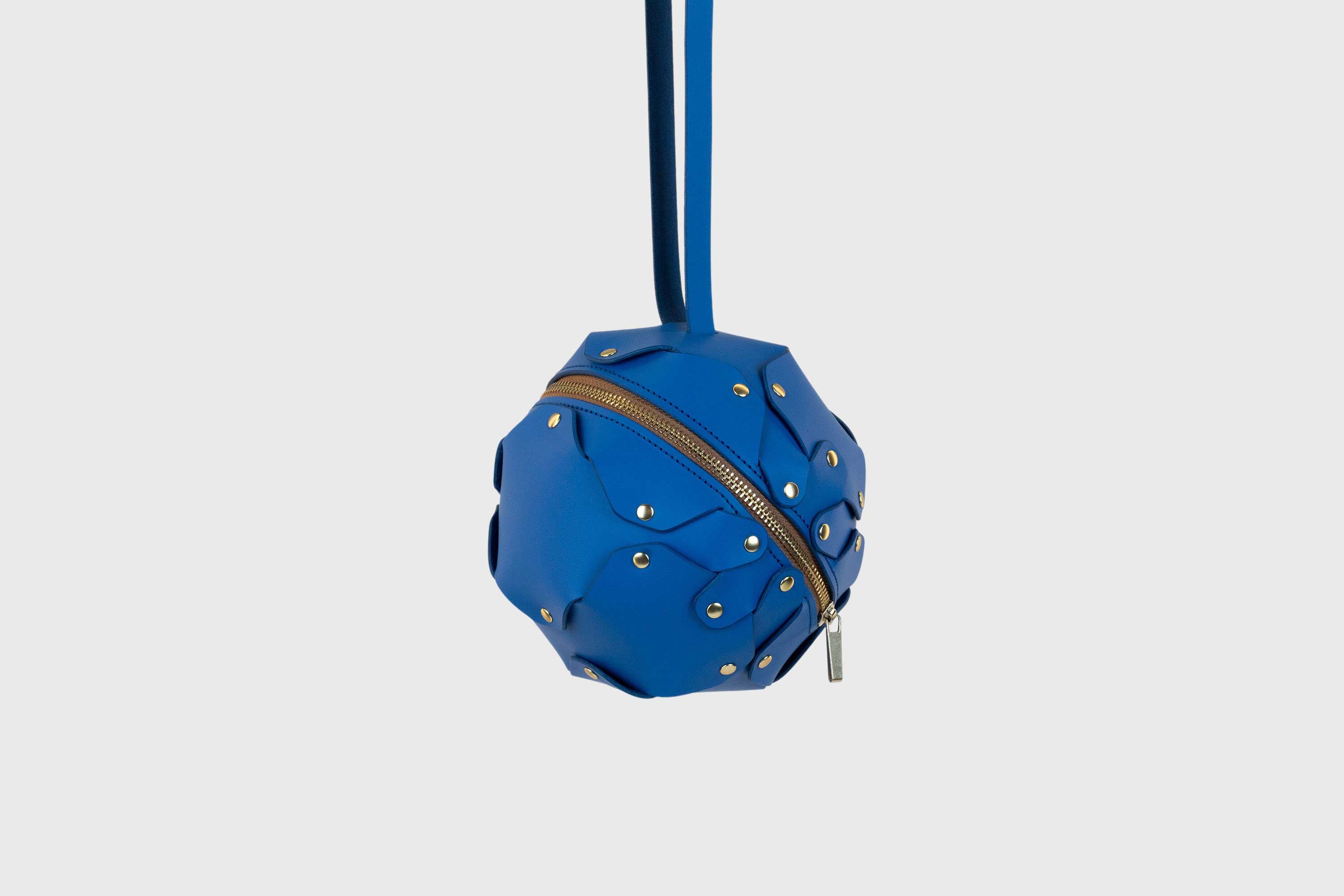 Puff Leather Ball Bag Royal Blue Luxury Vegetable Tanned Full Grain Spain Brass Rivets Premium Design Minimalist Modern Round Sphere Circle Round Zipper Pouch Handbag Clutch Bag Atelier Madre Manuel Dreesmann Barcelona